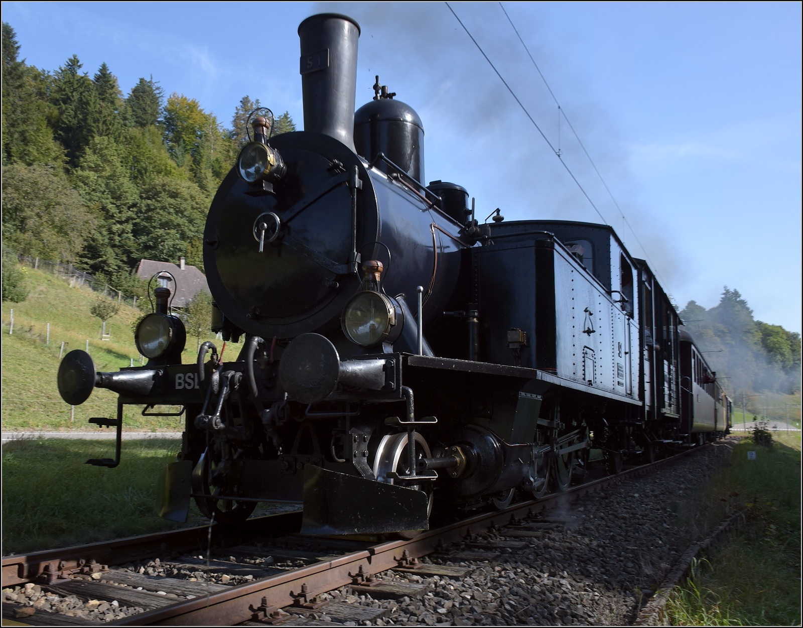 Huttwiler Dampftage. 

Ed 3/4 51 der Bern-Schwarzenburg-Bahn auf dem Weg nach Sumiswald und Wasen. Fuchsloch, Oktober 2023.