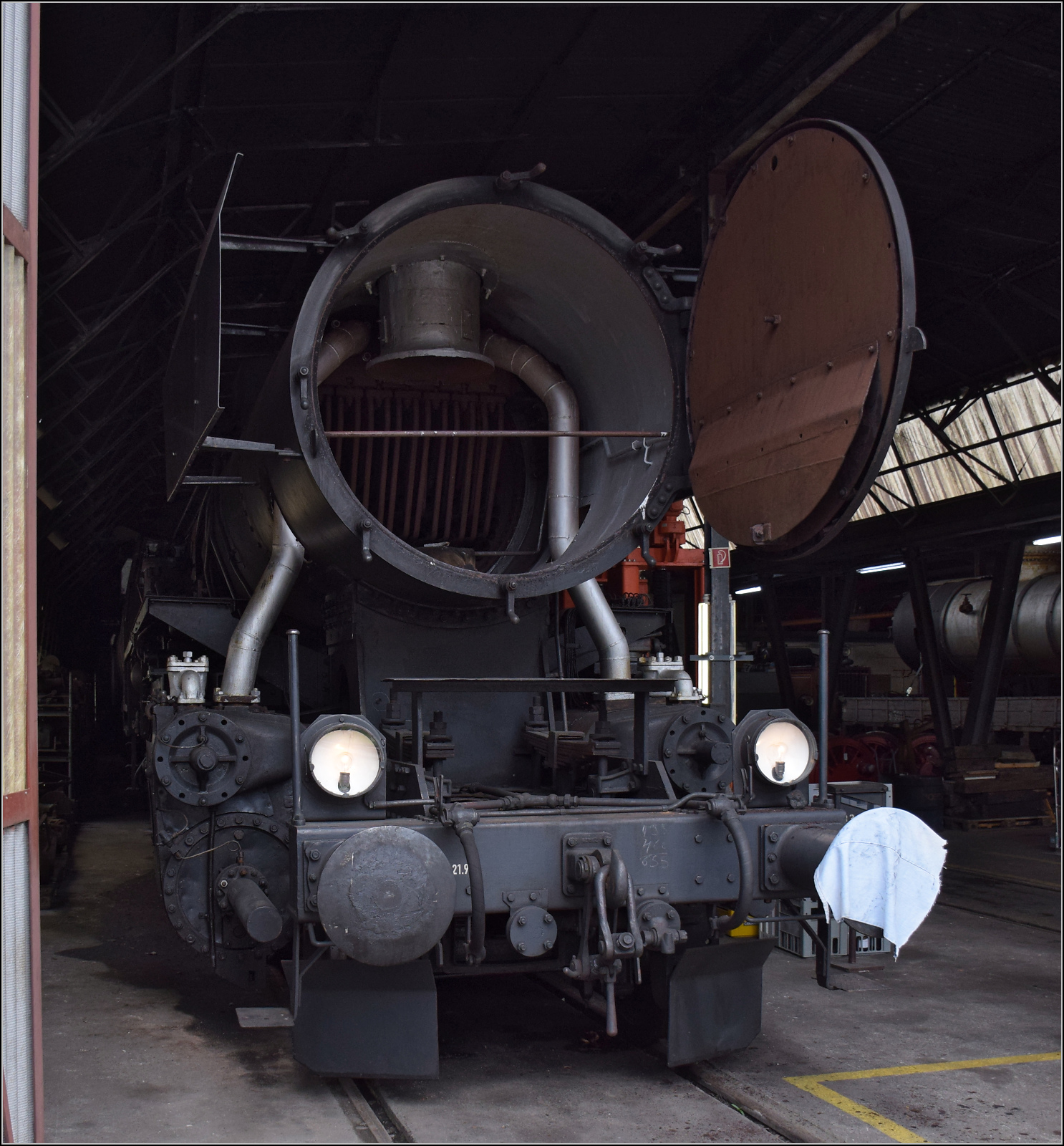 Im Depot des VVT.

Blick in den Kessel von 52 221. St-Sulpice, Mai 2024.