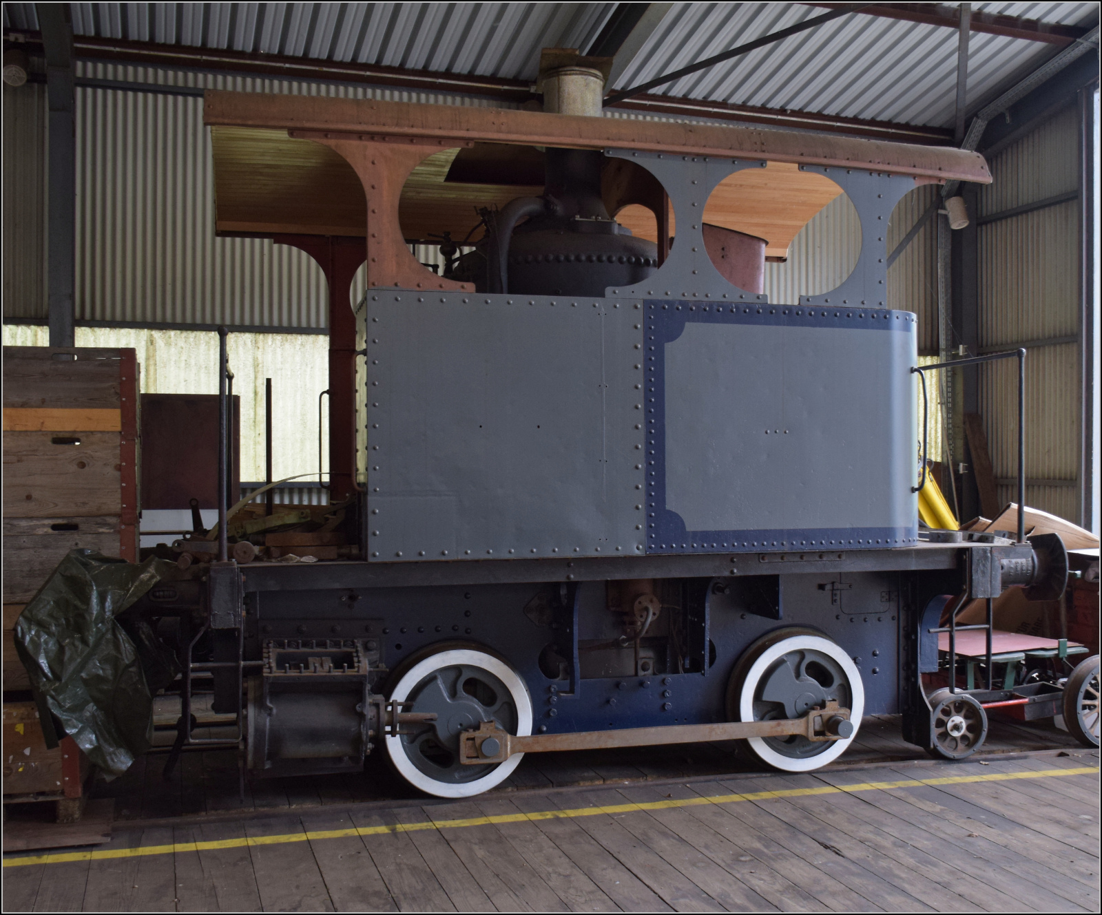 Im Depot des VVT.

Selbst ein Schelm, wer beim Anblick der Maschine an eine Absinth-Destille denkt, ist doch die Destille ein Gefhrt. Vielleicht mit Kondenstender knnte man so etwas draus machen. Die Cockerill-Dampflok E 2/2 2951 mit Stehkessel in St-Sulpice.  Mai 2024.