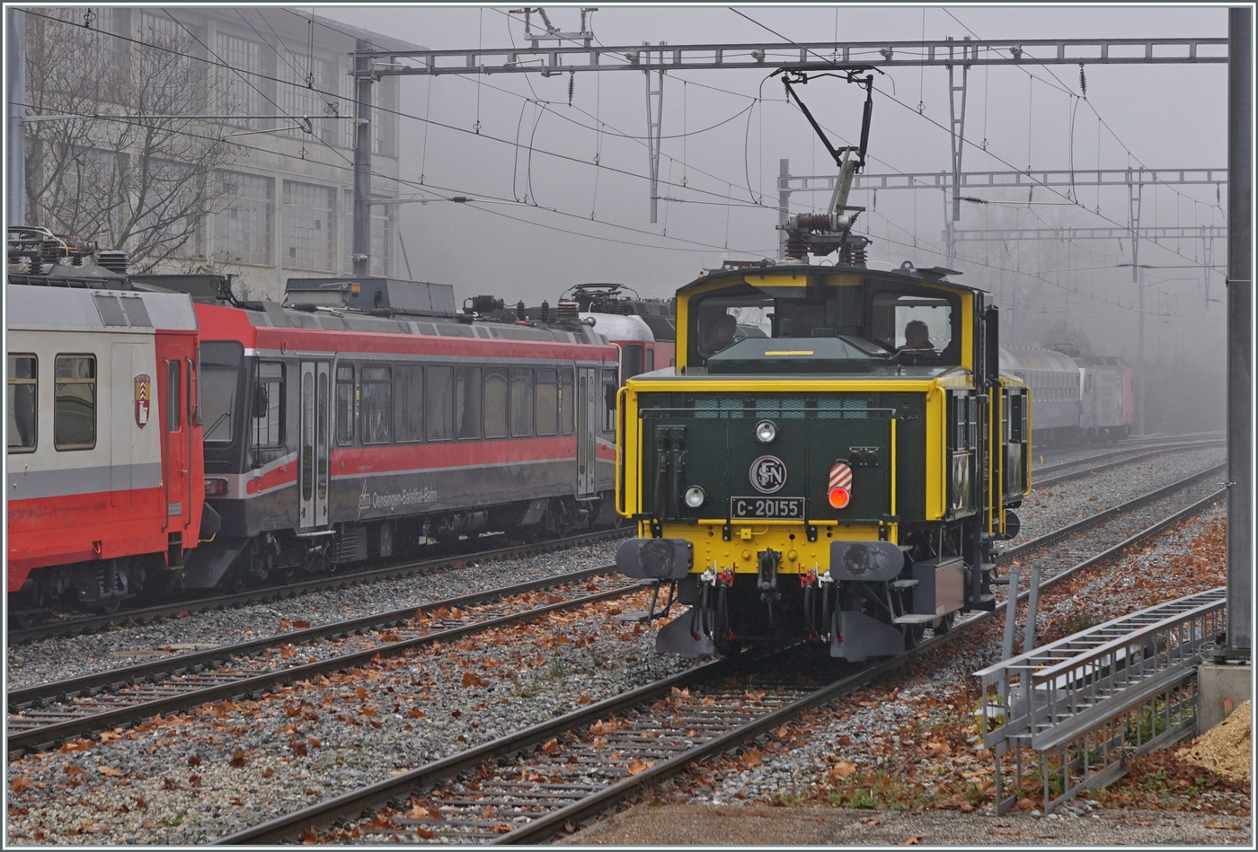 Im Rahmen der Führerstandsfahrten verlässt die SNCF C 20155 UIC N° 97 85 1 932-0 (ex SBB Ee 3/3 II 1615, ex SNCF C 20155) den Bahnhof von Klus. Den Hintergrund zieren interessante Fahrzeuge die hier abgestellt sind. 

8. Nov. 2025