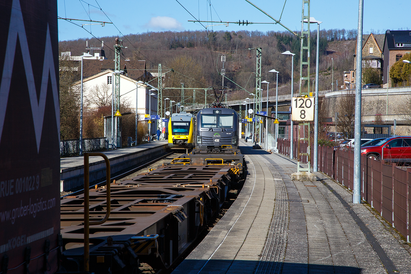 In Doppeltraktion fahren die beiden an die TX Logistik AG (Bad Honnef) vermieteten SIEMENS Vectron AC am 27.02.2023 mit einem KLV-Zug durch Kirchen (Sieg) in Richtung Siegen. Beide sind Loks der ELL - European Locomotive Leasing (Wien). Vorne die 193 252 „We love to Connect“ (91 80 6193 266-4 D-ELOC) und dahinter die 193 267 „EDELSTAHL“  (91 80 6193 267-2 D-ELOC).

Beide Vectron Lokomotiven sind als AC – Lokomotive (Wechselstrom-Variante) mit 6.400 kW konzipiert. Die 193 252 wurde 2016 von Siemens Mobilitiy in Mnchen-Allach unter der Fabriknummer 22026 gebaut. Die 193 267 wurde als Zweitbesetzung, fr die nach Entgleisung und Zusammensto mit einer Garnitur der Westbahn in Linz (sterreich) zerstrte (SIEMENS 22053), 2018 von Siemens Mobilitiy in Mnchen-Allach unter der Fabriknummer 22667 neu gebaut und erhielt die gleiche UIC-Nummer (Zweitbesetzung). 
