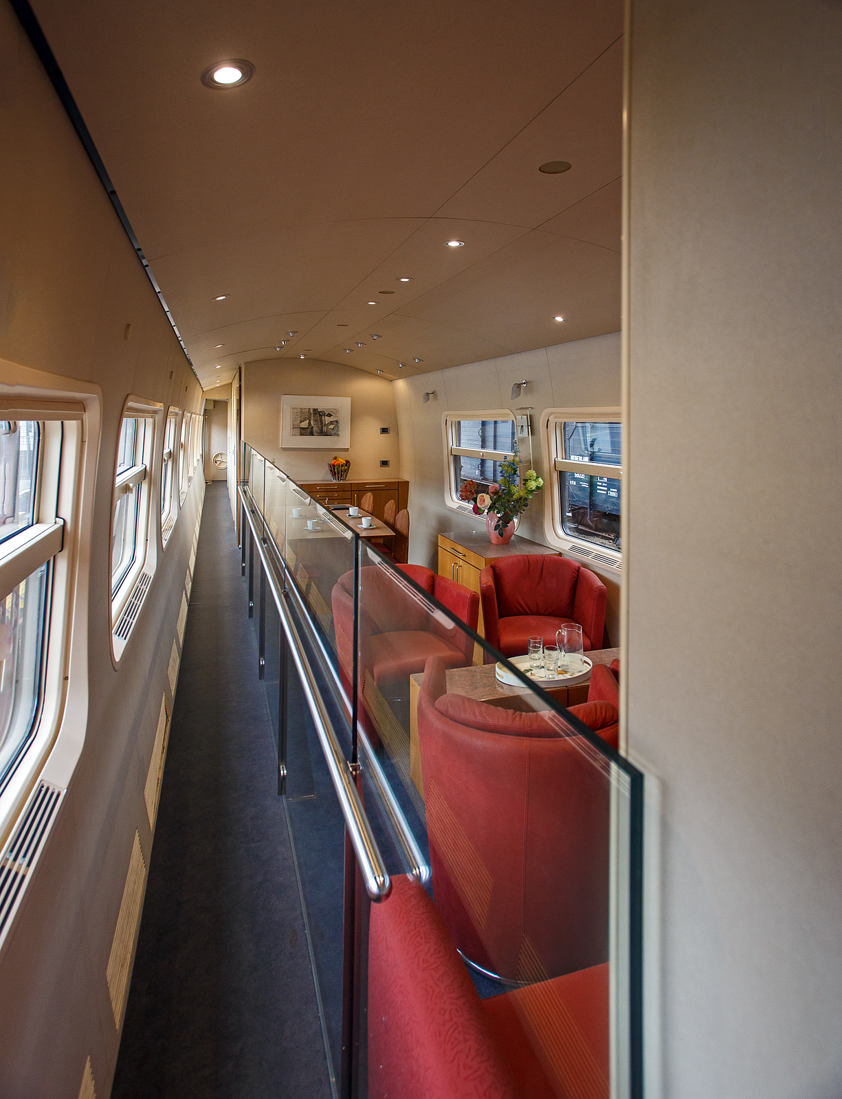 Innenraum/Interieur des Salonwagen Königin Beatrix Sr 10, NL-NS 61 84 89-70 003-8, vom königlichen Zug „Koninklijke Trein“ (Hofzug) am 24. Juni 2025 im Het Spoorwegmuseum (bis 2005 NSM - Nederlands Spoorwegmuseum / Niederländischen Eisenbahnmuseum) in Utrecht im ehemaligen Bahnhof Maliebaan. Sr steht für Salonrijtuig in Deutsch Salonwagen.

Der Wagen wurde 1980 von der Waggonfabrik Talbot GmbH & Co. in Aachen (D) gebaut und als ICR-Wagen (Intercityrijtuig), vom Type A10 ICR-1-A, an die NS - Nederlandse Spoorwegen (Niederländische Eisenbahnen) geliefert, wo er die Nummer NL-NS 50 84 10-70 647-9 trug. 1991 gab das Ministerium für Verkehr, öffentliche Arbeiten und Wasserwirtschaft einen neuen königlichen Zug für Königin Beatrix in Auftrag, da die alten Waggons nicht mehr ausreichten. Man entschied sich für den Umbau eines bestehenden Intercity-Waggons. NS Design war gemeinsam mit der Königin Beatrix für die Innenausstattung verantwortlich.

Königin Beatrix hatte einen klaren Wunsch: Der Zug sollte „schick und schlicht italienisch“ sein. Das Ergebnis war ein funktionales Interieur mit luxuriösen Materialien wie Marmor, warmem rotem Leder und Birnbaumholz. Der SR10 war zudem der erste königliche Waggon mit Klimaanlage sowie Warm- und Kaltwasser.

Der SR10 verfügt über eine Lounge mit einem Besprechungs-/Esstisch und einer Sitzecke mit vier Sesseln und einem Sofa. Es gibt drei Schlafbereiche, zwei für die königliche Familie und einen für die Zugführer. Die Schlafzimmer der königlichen Familie verfügen jeweils über ein eigenes Bad, einen Arbeitsbereich mit Schreibtisch und ein Etagenbett für zwei Personen. Später wurde der Zug auch von König Willem-Alexander genutzt. Ein Schlafzimmer wurde daraufhin umgebaut, um ein drittes Bett für die Prinzessinnen unterzubringen.
