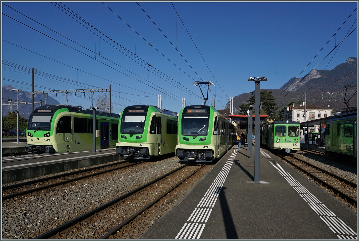Jede Menge TPC in Aigle: von Links nach Rechts - Der Beh 2/6 542 wartet auf die Abfahrt nach Monthey Ville, der ABeh 4/8 472 als R71 wird gleich nach Les Diablerets abfahren, da der Gegenzug, der ABeh 471 bereits angekommen ist und recht hat ein A-L Regionalzug sein Zielbahnhof erreicht. 

2. Nov. 2024