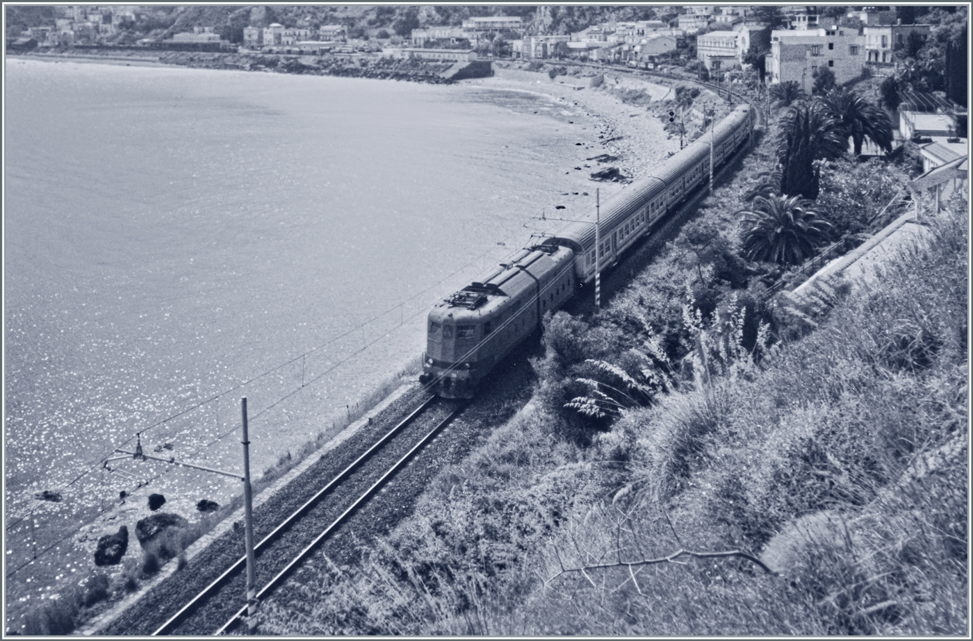 Kein schönes Bild aber eine herrliche Aussicht auf die Strecke bei Taormina-Giardini, wobei im Hintergrund sogar noch der Bahnhof von Taormina-Giardini zu erkennen ist. 

Analogbild vom Mai 1988