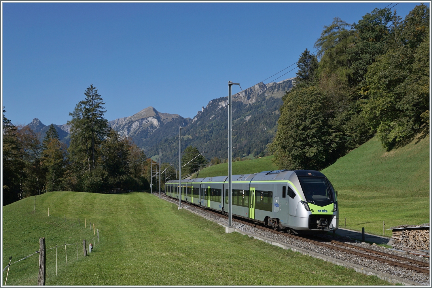 Kurz vor Weissenburg ist der BLS RABe 528 105 auf der Fahrt von Zweisimmen nach Bern. 

7. Oktober 2023