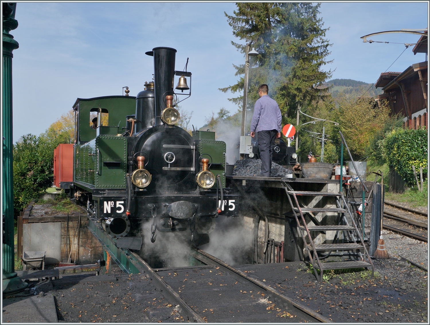 La DER de la Saison! (Saisonabschlussfeier der Blonay-Chamby Bahn 2022) - Es raucht, es dampft, ein herrlicher Saisonausklang. Die LEB G 3/3 N° 5 der Blonay-Chamby Bahn wird in Chaulin mit Kohle und Wasser versorgt.

29. Okt. 2022