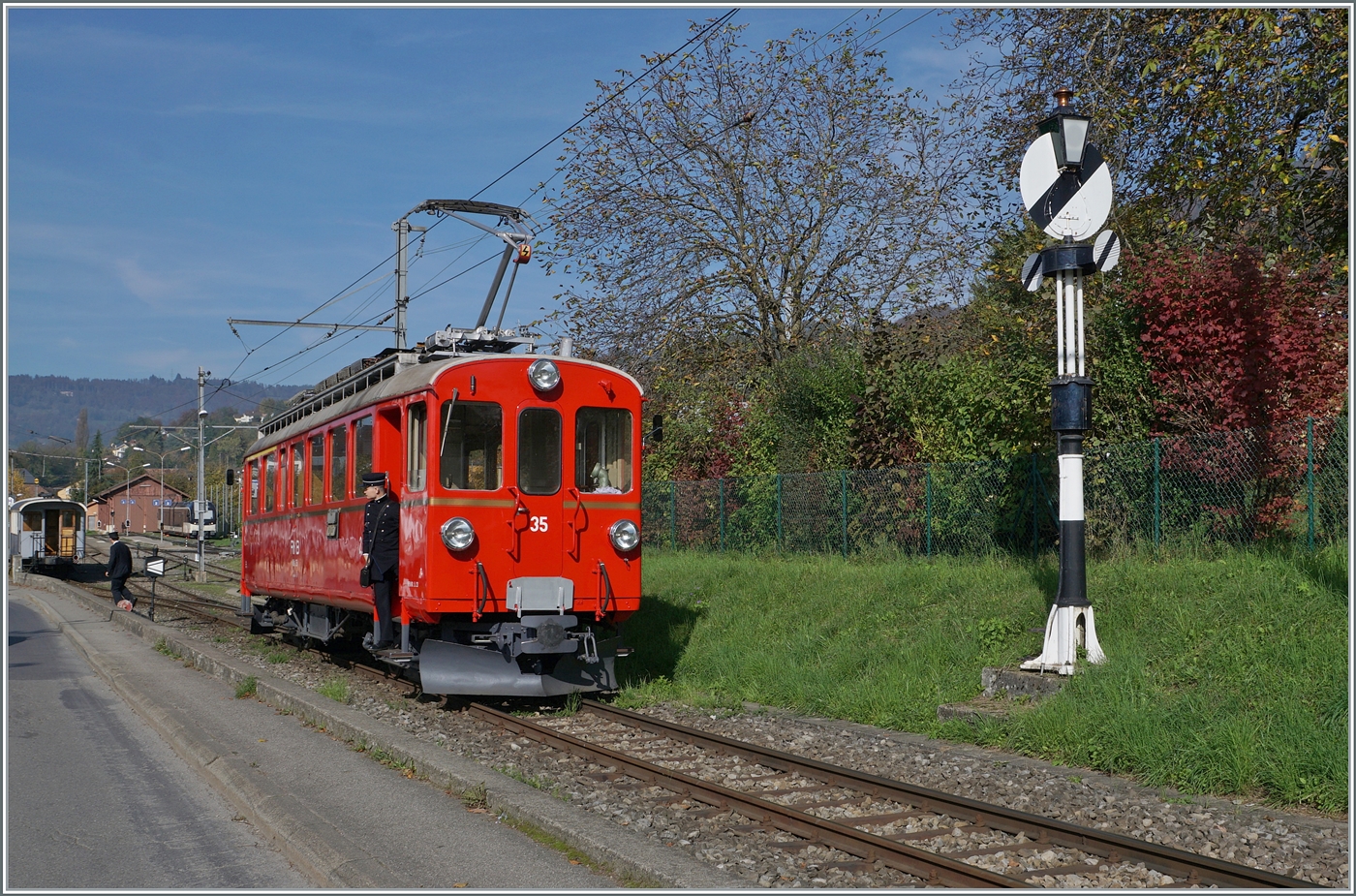 La DER de la Saison! (Saisonabschlussfeier der Blonay-Chamby Bahn 2024) - der nun mechanisch und auch optisch wieder perfekt hergereichte RhB Bernina Bahn ABe 4/4 I N° 35 der Blonay Chamby Bahn rangiert in Blonay, bei B-C Ausfahrsignal. 

27. OKt. 2024
