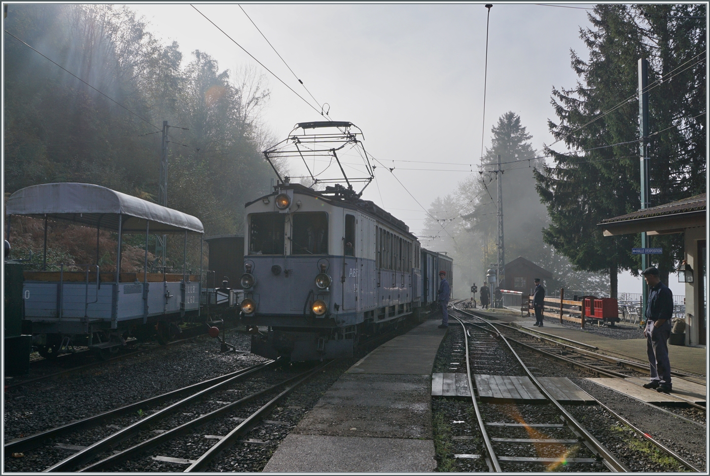 La DER de la Saison 2024! Ungewohnt mysthisch zeigt sich der Bahnhof von Chaulin whrend die  LLB ABFe 2/4 10 der Blonay-Chamby Bahn ihren Zug nach in Blonay bereit stellt. 

27. Okt. 2024