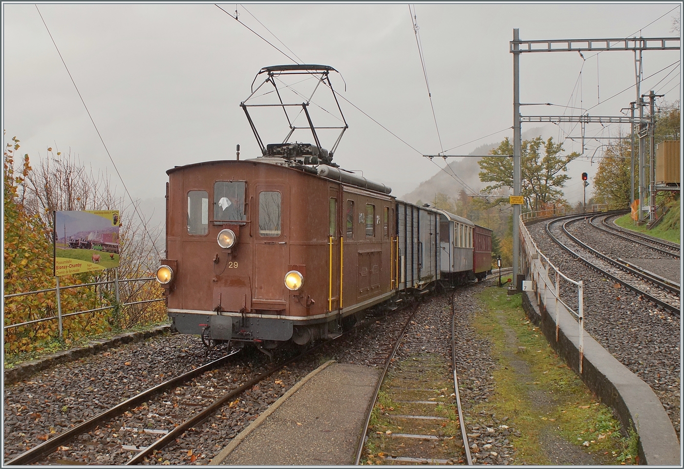 La DER de la Saison / Das Saison Ende der Blonay Chamby Bahn 2025 - Seit einigen Jahren zeigt die Blonay Chamby Bahn zum Saison Ende mit einem verdichteten Fahrplan noch einmal ihre herrlichen Fahrzeuge im Einsatz: Die BOB HGe 3/3 N° 29 der Blonay Chamby Bahn erreicht mit dem Reisezug 2907 von Blonay nach Chaulin den Halt Chamby. 

25. OKt. 2025