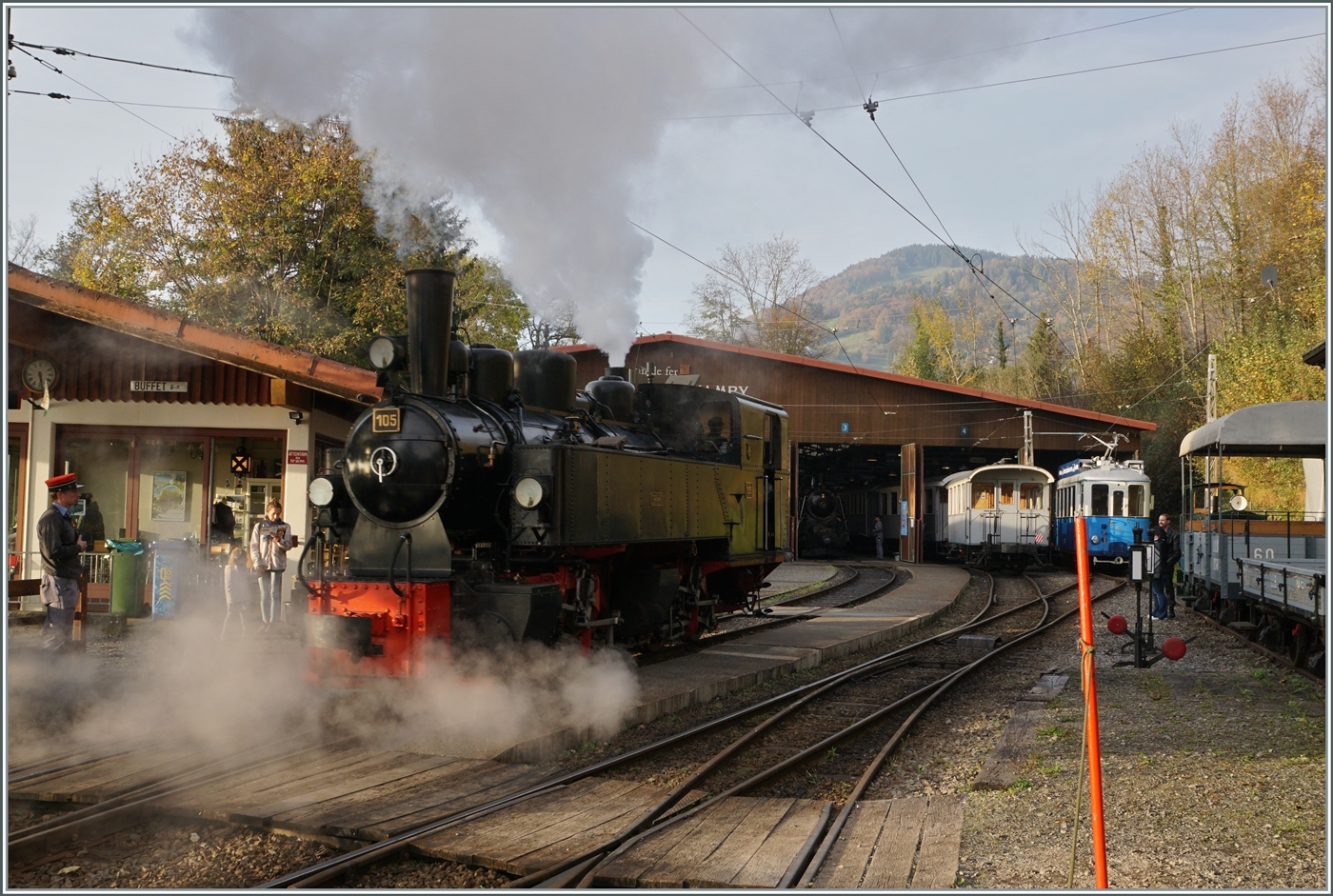 La DER de la Saison / Das Saison Ende der Blonay Chamby Bahn 2024 - Seit einigen Jahren zeigt die Blonay Chamby Bahn zum Saison Ende mit einem verdichteten Fahrplan noch einmal ihre herrlichen Fahrzeuge im Einsatz: Herrlich dampft die SEG G 2x 2/2 105 der Blonay Chamby Bahn im Museumsbahnhof Chaulin. 

27. OKt. 2024
