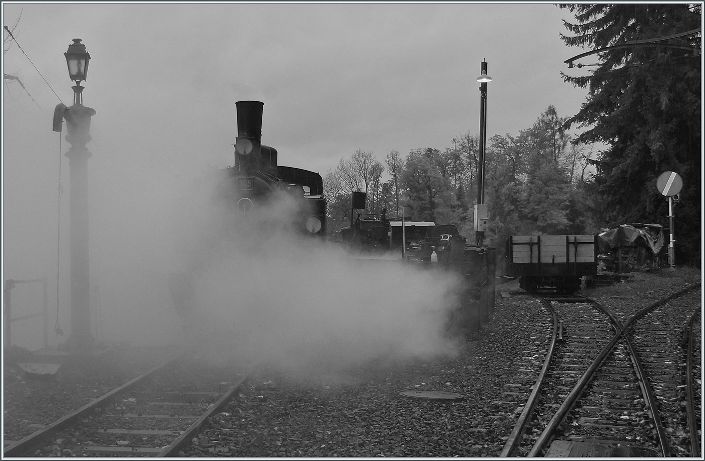 La DER de la Saison / Das Saison Ende der Blonay Chamby Bahn 2025 - Seit einigen Jahren zeigt die Blonay Chamby Bahn zum Saison Ende mit einem verdichteten Fahrplan noch einmal ihre herrlichen Fahrzeuge im Einsatz: Schon Stunden vor dem eigentlichen Einsatz wird in Chaulin die G 2x 2/2 105 vorbereitet. Hin und wieder war nicht klar, ob  Sichteinschränkung  Wetterbedingt oder vom Dampf der G 2x 2/2 105 stammen. Und die Wetterprognose war so schlecht, dass ich mir einen Moment überlegte, in die Sonnenstube auf der Alpensüdseite zu fahren. Im Endeffekt hat es sich aber doch gelohnt, das Saisonende der Blonay-Chamby Bahn zu erleben. 

25. OKt. 2025 