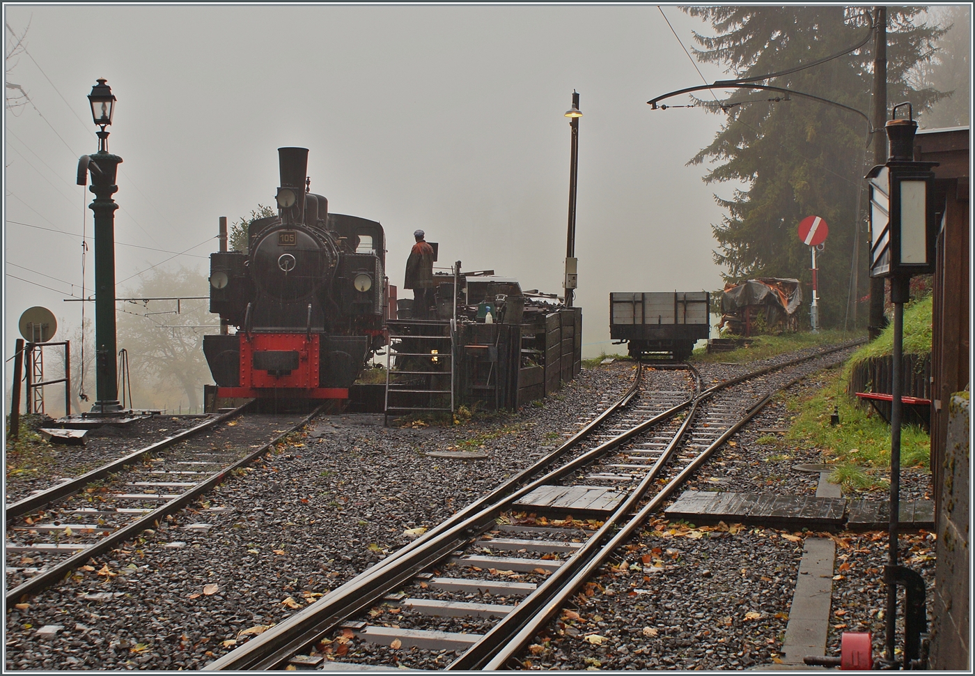 La DER de la Saison / Das Saison Ende der Blonay Chamby Bahn 2025 - Bei den feuchten Gleisen, ist für die Traktion der Dampfzüge die SEG G 2x 2/2 105 der Blonay Chamby Bahn sicher eine gute Wahl. Schon Stunden vor der Abfahrt wird die Lok für die Nachmittagszüge vorbereitet.

25. Oktober 2025