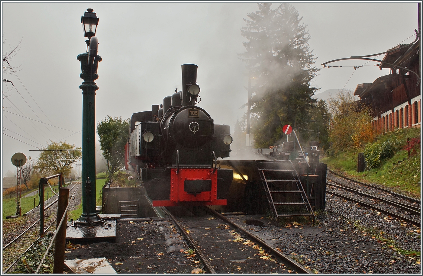 La DER de la Saison / Das Saison Ende der Blonay Chamby Bahn 2025 - Seit einigen Jahren zeigt die Blonay Chamby Bahn zum Saison Ende mit einem verdichteten Fahrplan noch einmal ihre herrlichen Fahrzeuge im Einsatz: Schon Stunden vor dem eigentlichen Einsatz wird in Chaulin die G 2x 2/2 105 vorbereitet. 

25. OKt. 2025 