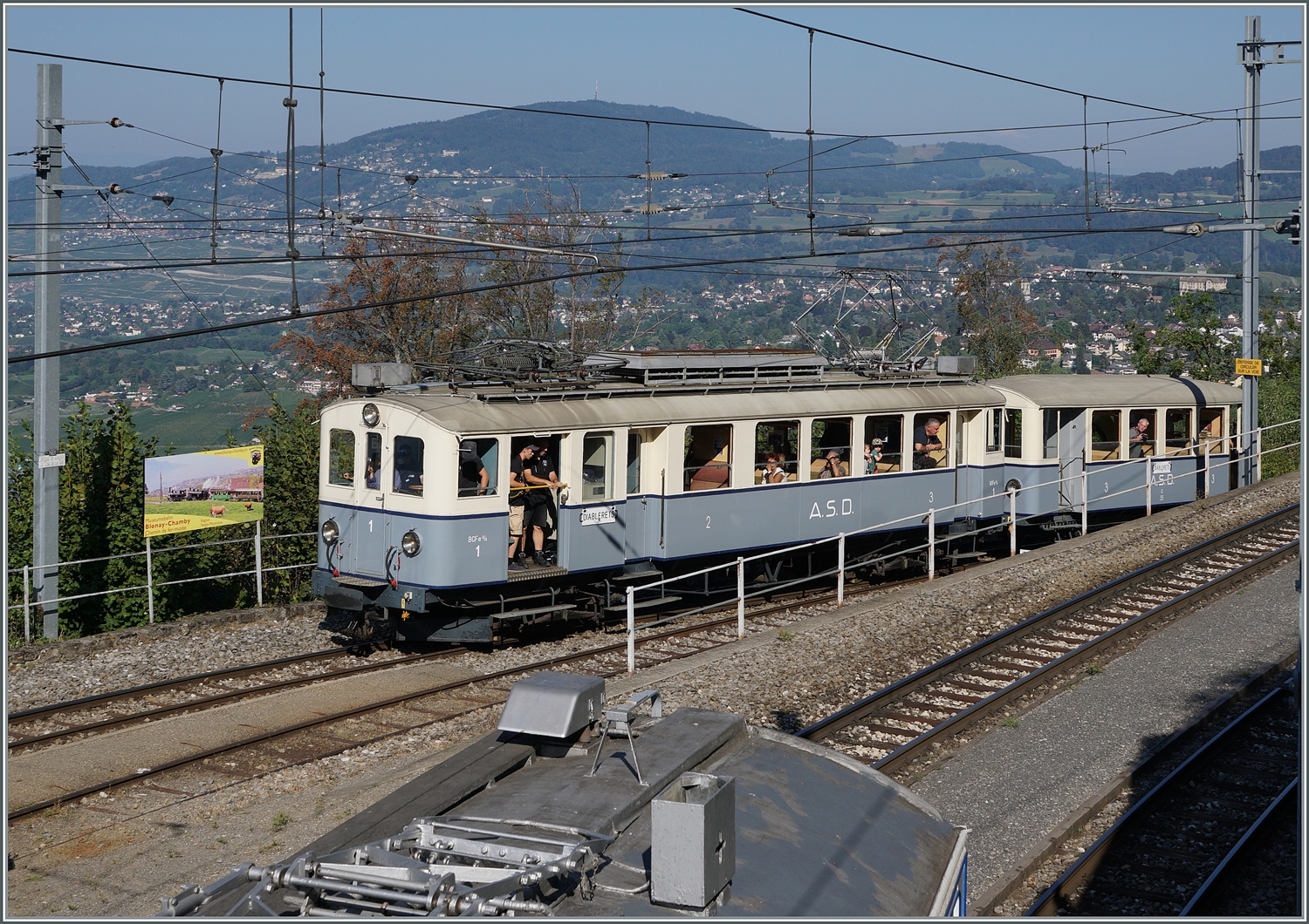  Le Chablais en fête  bei der Blonay Chamby Bahn. Die Eröffnung des ersten Teilstückes der Bex - Villars Bahn vor 125 Jahren, sowie die vor 80 Jahren erfolgte Fusion einiger Strecken im Chablais waren der Anlass zum diesjährigen Herbstfestivals  Le Chablais en fête. Nachdem Genuss der überraschenden Fahrzeugparade (siehe ID 824032) verlässt der ASD ABDe 4/4 N° 1 den Bahnhof von Chamby in Richtung Chaulin. 

10. September 2023