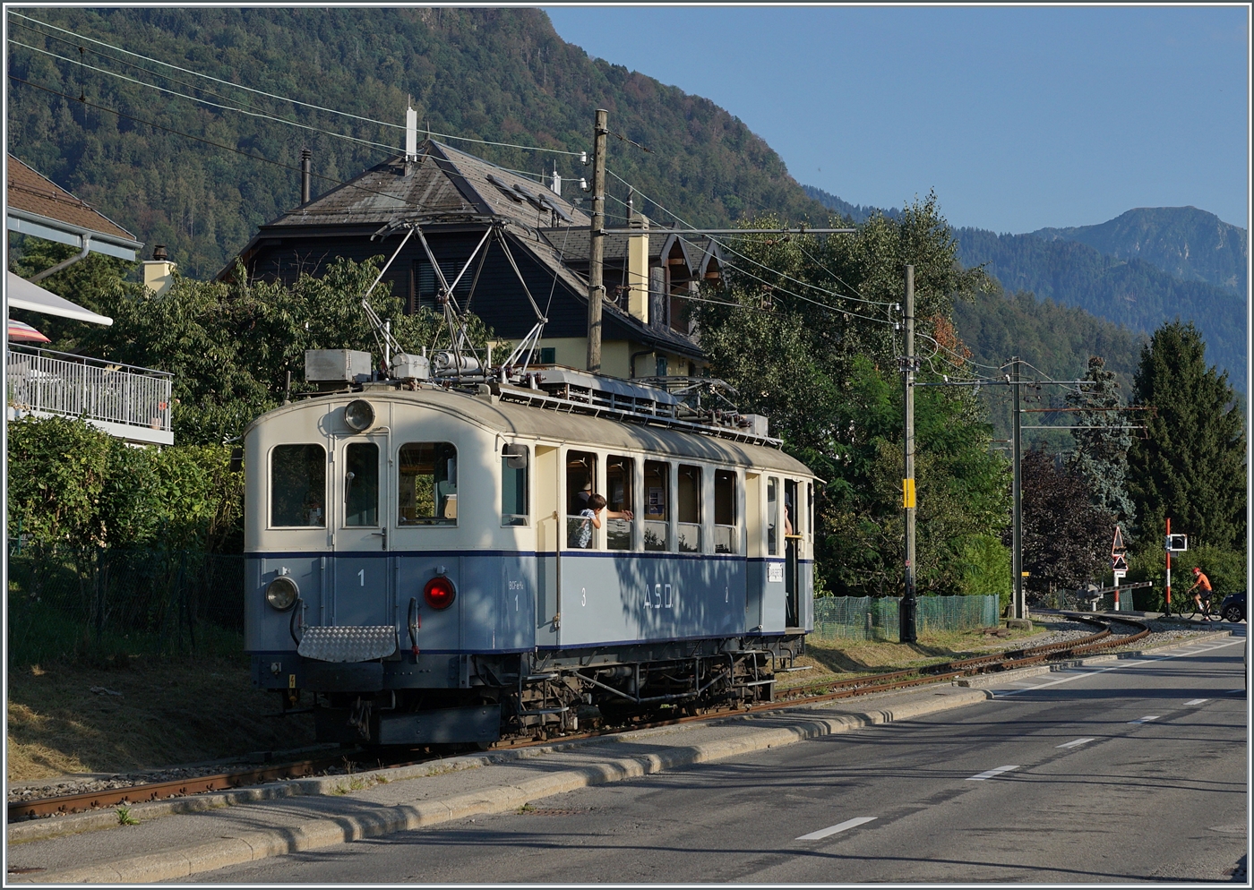  Le Chablais en fête  bei der Blonay Chamby Bahn. Die Eröffnung des ersten Teilstückes der Bex - Villars Bahn vor 125 Jahren, sowie die vor 80 Jahren erfolgte Fusion einiger Strecken im Chablais waren der Anlass zum diesjährigen Herbstfestivals  Le Chablais en fête. Als besondere Attraktion verkehrte der ASD BCFe 4/4 N° 1  TransOrmonan  der TPC mit seinem B 35 als Gastfahrzeug auf der Blonay-Chamby Bahn. Das Bild zeigt den solo fahrenden ASD BCFe 4/4 N° 1 beim der letzten Fahrt von Blonay nach Chaulin kurz nach der Abfahrt.

10. September 2023