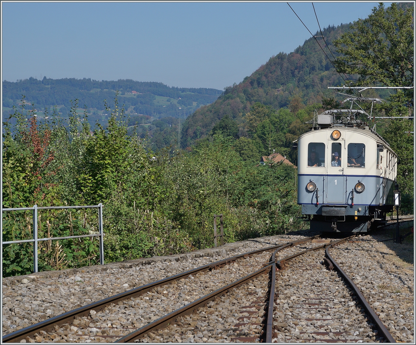  Le Chablais en fête  bei der Blonay Chamby Bahn. Die Eröffnung des ersten Teilstückes der Bex - Villars Bahn vor 125 Jahren, sowie die vor 80 Jahren erfolgte Fusion einiger Strecken im Chablais waren der Anlass zum diesjährigen Herbstfestivals  Le Chablais en fête. Als besondere Attraktion verkehrte der ASD BCFe 4/4 N° 1  TransOrmonan  der TPC mit seinem B 35 als Gastfahrzeug auf der Blonay-Chamby Bahn.

Das Bild zeigt ASD BCFe 4/4 N° 1 bei der Ankunft in Chamby. 

10. September 2023