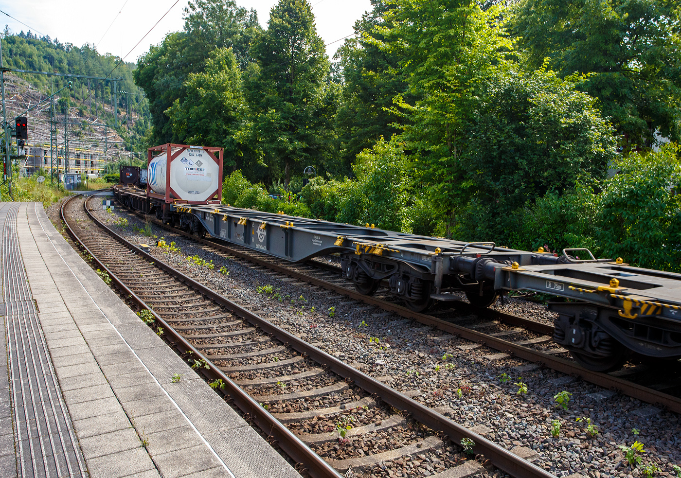 Leerer vierachsiger 60' Drehgestell-Containertragwagen für Großcontainer und Jumbo-Wechselbehälter, 33 87 4552 225-4 F-ERSA, der Gattung Sgnss 60' (HP), der französischen Vermietungsfirma ERMEWA S.A., am 30 Juli 2025 im Zugverband bei einer Zugdurchfahrt im Bahnhof Kirchen/Sieg.

Dies ist der am häufigsten verwendete “Allrounder”-Wagen für den kombinierten Verkehr. Dieser vierachsige intermodale Wagen des Typs Sgnss ist sowohl für ISO-Container 20, 30, 40 und 45′ als auch für Wechselbehälter geeignet. Der Wagen entspricht den neuesten geltenden europäischen Gesetzen, d. h. den TSI WAG, EN, UIC, und besitzt die TEN GE-Kennzeichnung für den Betrieb. Diese Wagen sind mit 28 klappbare Containerriegel mit Zapfen ausgerüstet. Sie besitzen zudem 2 klappbare Rangierergriffe UIC 535-2.

Gebaut wurde der Wagen vom slowakischen Güterwagenhersteller Tatravagónka in Poprad, Baujahr und Fabriknummer konnte ich nicht lesen.

TECHNISCHE DATEN:
Spurweite: 1.435 mm (Normalspur)
Anzahl der Achsen: 4 (in zwei Drehgestellen)
Länge über Puffer: 19.740 mm
Drehzapfenabstand: 14.200 mm
Achsabstand im Drehgestell: 1.800mm
Raddurchmesser: 920 mm (neu) / 840 mm (abgenutzt)
Max. Ladelänge: 18.500 mm (60´)
Höhe der Ladeebene über SOK: 1.155 mm
Höchstgeschwindigkeit: 100 km/h (beladen) / 120 km/h (leer)
Eigengewicht: 18.300 kg
Maximales Ladegewicht: 71,3 t (ab Streckenklasse D)
Kleinster bef. Gleisbogenradius: R = 75 m
Bauart der Bremse: KE-GP-A (K) – 72 t
Bremssohle: Jurid 816M
Handbremse: nein 
Verwendungsfähigkeit: TEN GE / G1