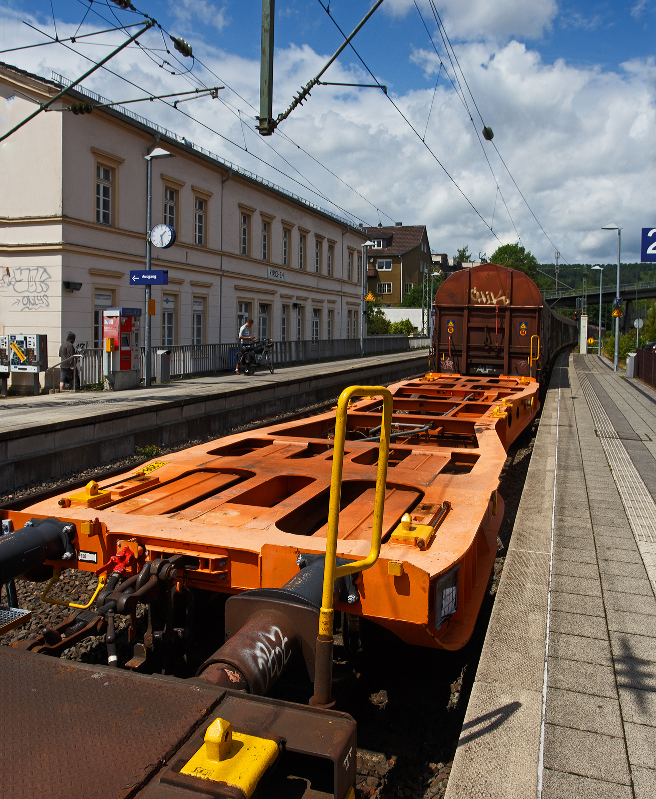 Leerer vierachsiger Containertragwagen 48‘ («5L» Tragwagen) 33 85 4505 208-0 CH-WASCO der Gattung Sgmmns 54‘, für den Transport von intermodalen Ladeeinheiten und des Wascosa flex freight system (Wechselaufbauten), der Wascosa AG am 16 Juli 2025 im Zugverbund bei einer Zugdurchfahrt mit Hp 0 Halt im Bahnhof Kirchen/Sieg.

Gebaut wurde der Wagen 2019 vom slowakischen Güterwagenhersteller Tatravagónka in Poprad unter der Fabriknummer 028.

Wascosa «5L» Tragwagen:
• Laufleistungsstark durch den Einsatz moderner Scheibenbremsen
• Lärmarm
• Besonders leicht mit einem Eigengewicht von 16.0 t
• Life-Cycle-Cost orientiert, durch schnell austauschbare Komponenten
• Logistikfähig durch den Einsatz von Telematik

Wascosa flex freight system®: Transport verschiedener Güter durch die Kombination des besonders leichten Containertragwagens mit einem individuellen Oberbau. Die Kombination des Wagens mit 45‘ Tankcontainern kann Kesselwagen ersetzen und ermöglicht eine unabhängige Instandhaltung beider Komponenten

TECHNISCHE DATEN:
Spurweite: 1.435 mm (Normalspur)
Länge über Puffer: 15.980 mm
Drehzapfenabstand: 10.185 mm
Radsatzstand in den Drehgestellen: 1.800 mm
Ladelänge: 14.650 mm (48‘)
Höhe der Ladeebene über S.O.K.: 1.105 mm
Drehgestell: Y25 Ls-K
Raddurchmesser: 920 mm (neu) / 860 mm (abgenutzt)
Eigengewicht: 16.000 kg
Max. Zuladung bei Lastgrenze S: 74,0 t (ab Streckenklasse D)
Max. Geschwindigkeit: 100 km/h (leer 120 km/h)
Max. Radsatzlast: 22,5 t
Druckluftbremse: Knorr KE-GP-A (K)
Bremssohle: Cosid 810
Handbremse: Ja (Handbremsgewicht 23.7 t)
Kleinster bef. Gleisbogenradius: 150 m (im Zugverband) / 75 m der Einzelwagen
Intern. Verwendungsfähigkeit: TEN-GE (G1)