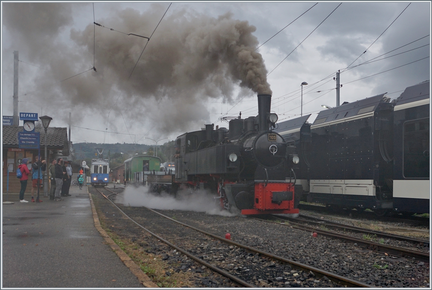 Les chemins de fer disparus - Die verschwundenen Bahnen (Zell - Todtnau 1889 1967) - Die SEG G 2x 2/2 105 der Blonay - Chamby Bahn verlässt mit ihrem  Güterzug 10573 Blonay in Richtung Chamby. Da der Zug einige Minuten in Blonay stand und der von einem Tiefdruckgebiet verursachte Wind Westen kam, trübte die gute alte Dampflokromantik den Bahnhof von Blonay regelrecht ein, wie man unschwer erkenn kann.  

13. September 2025