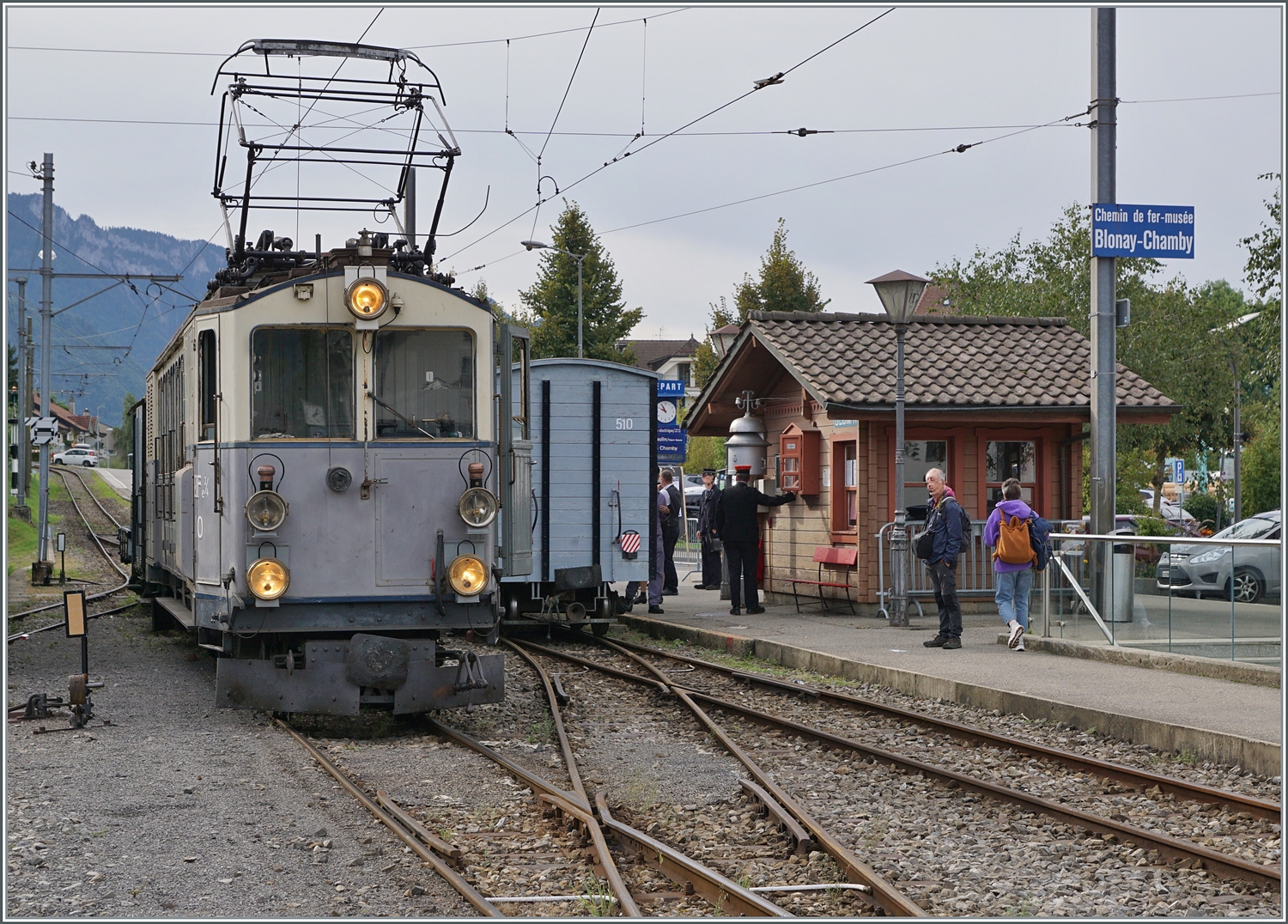 Les chemins de fer disparus - Die verschwundenen Bahnen (LLB 1915- 1967) 

Der Leuk Leukerbad Bahn (LLB) Triebwagen mit der Anschrift ABFe 2/4 N° 10 der Blonay Chamby Bahn hat mit seinem Museumszug N° 1006 von Chaulin kommend, Blonay erreicht.

13. September 2025