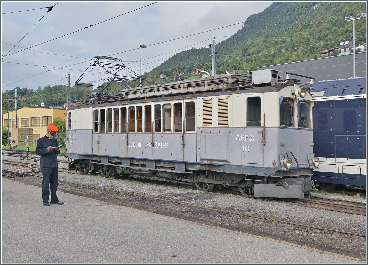 Les chemins de fer disparus - Die verschwundenen Bahnen (LLB 1915 - 1967) Der Leuk Leukerbad Bahn (LLB) Triebwagen mit der Anschrift ABFe 2/4 N° 10 der Blonay Chamby Bahn steht in Blonay der Lokführer des Triebwagens wartet auf Anweisungen der Chef de Gare, wechler sich erst mit der Situation des besonderen Fahrplans vertraut machen muss, denn auch bei der Museumsbahn gilt Sicherheit zuerst.

14. September 2025