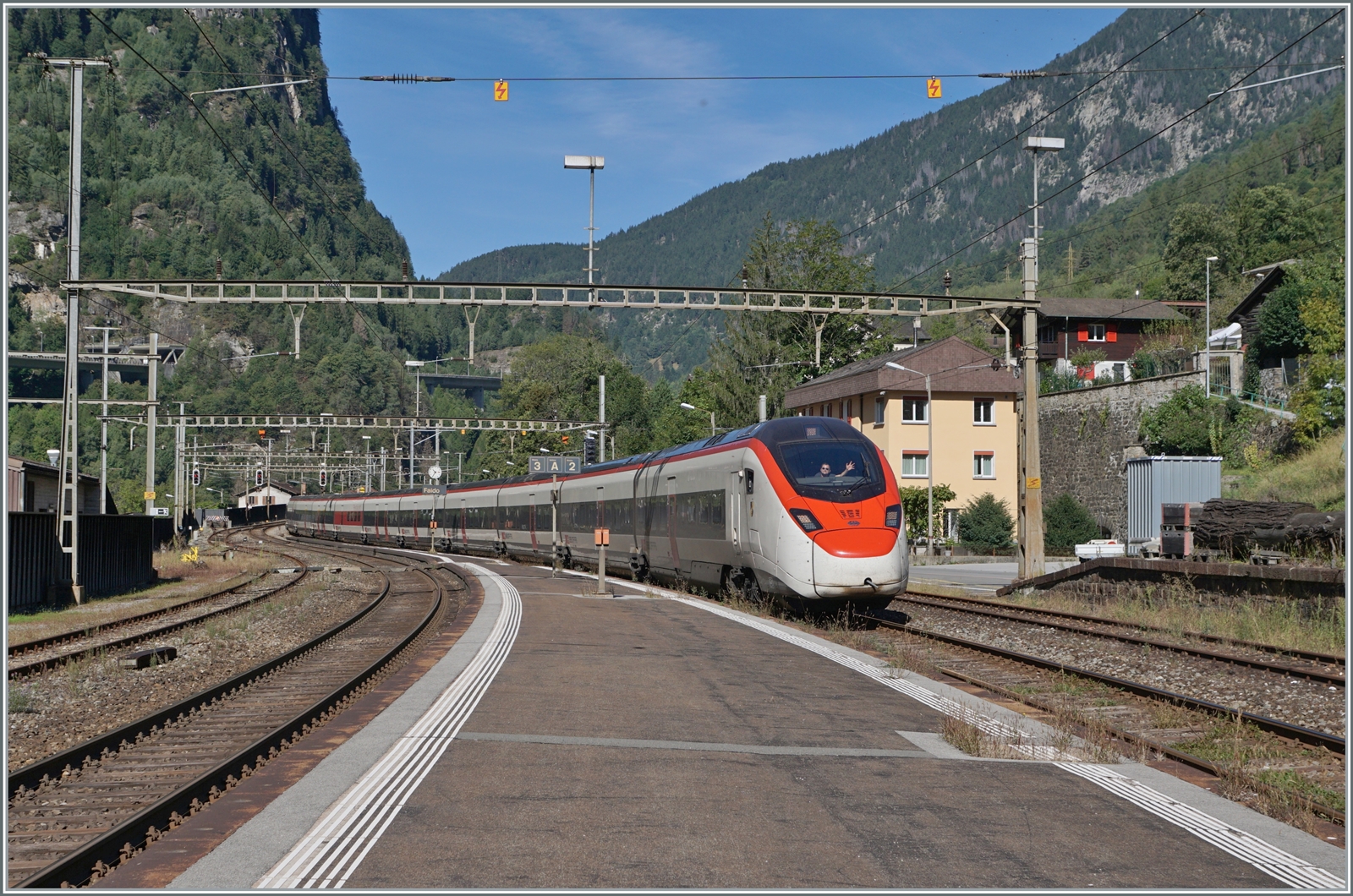 Lokführer und Reisende geniessen die Fahrt über die Gotthard Bahn  Panorama -Strecke auf ihrer Fahrt in den Süden. Die beiden SBB Giruno RABe 501 008  Monte Ceneri  und 006  Kt. Obwalden  sind als EC 10315 von Zürich nach Milano unterwegs, als ich den langen Zug bei Faido fotografieren konnte. Eine schriftliche Bestätigung des Lokführes liegt vor, hier auch gleich einen lieben Danke für die Info zu den Giruno Fahrzeugnummern an Silvio.

4. September 2023