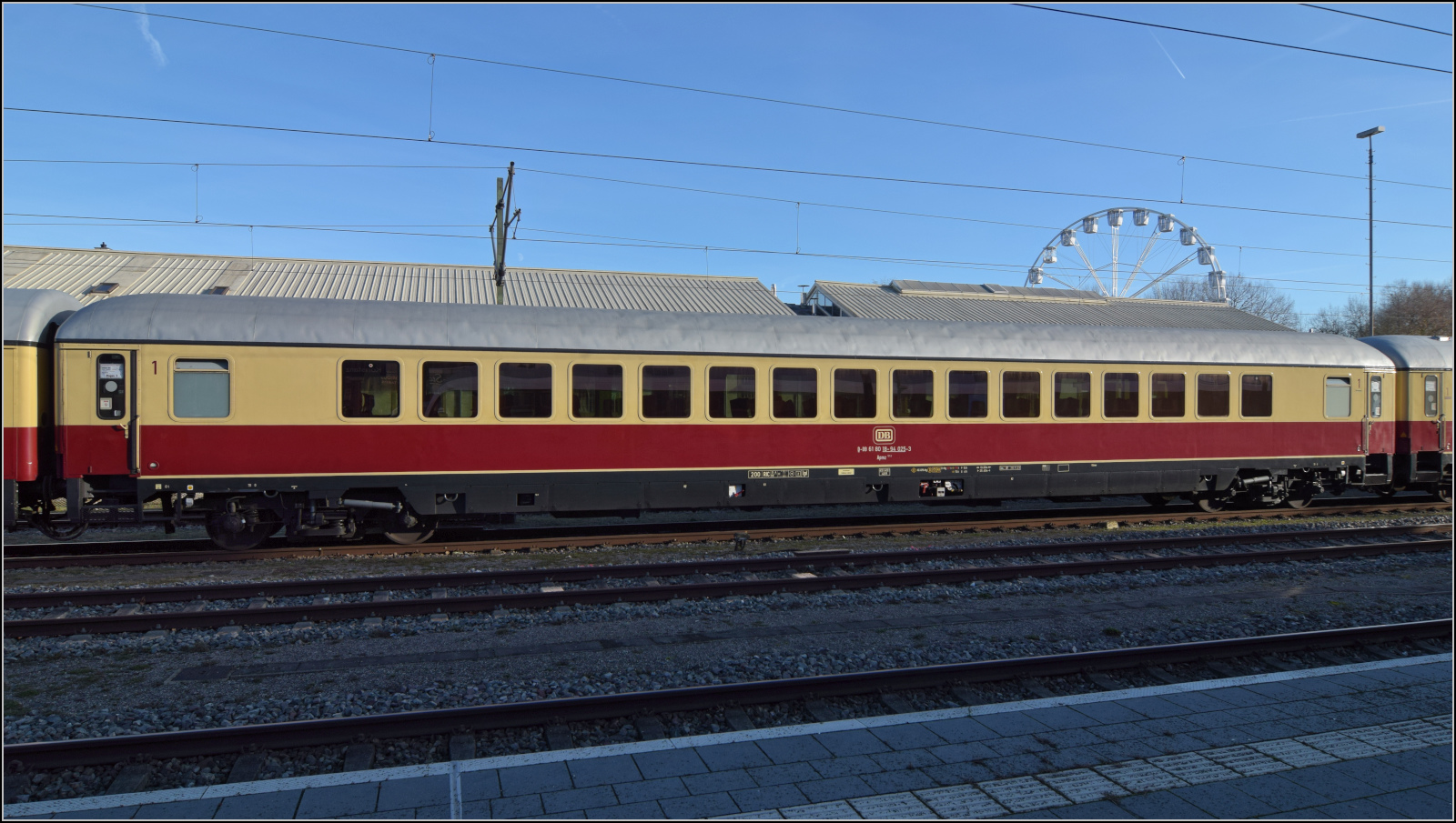 Mein erstes Konstanzer Date mit einer Blondine und ihrem Anhang.

Wagen 9 ist ein Apmz 121.0, D-DB 61 80 18-94 008-9. Das p steht für Grossraumwagen und leitet sich von den Pullmannwagen ab. Zum Schluss ihrer Einsatzzeit wurden die Wagen oft deklassiert in Verstärkungszüge am Freitag eingereiht. Ein willkommener Platz, um mal richtig die Füße im IC auszustrecken. November 2025.