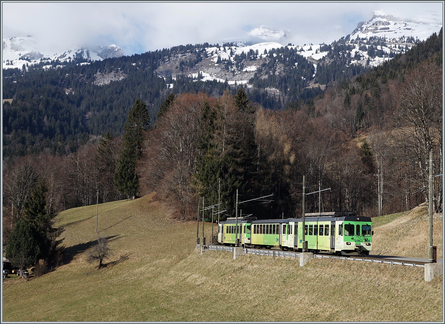 Mit dem TPC ASD BDe 4/4 403, einem Bt und dem BDe 4/4 402 kommt der Regio 71 432 auf seiner Fahrt von Aigle nach Les Diablerets von Le Sépey wieder zurück und wird in Kürze die  Abzweigstation Les Planches (Aigle) erreichen.

17. Februar 2024