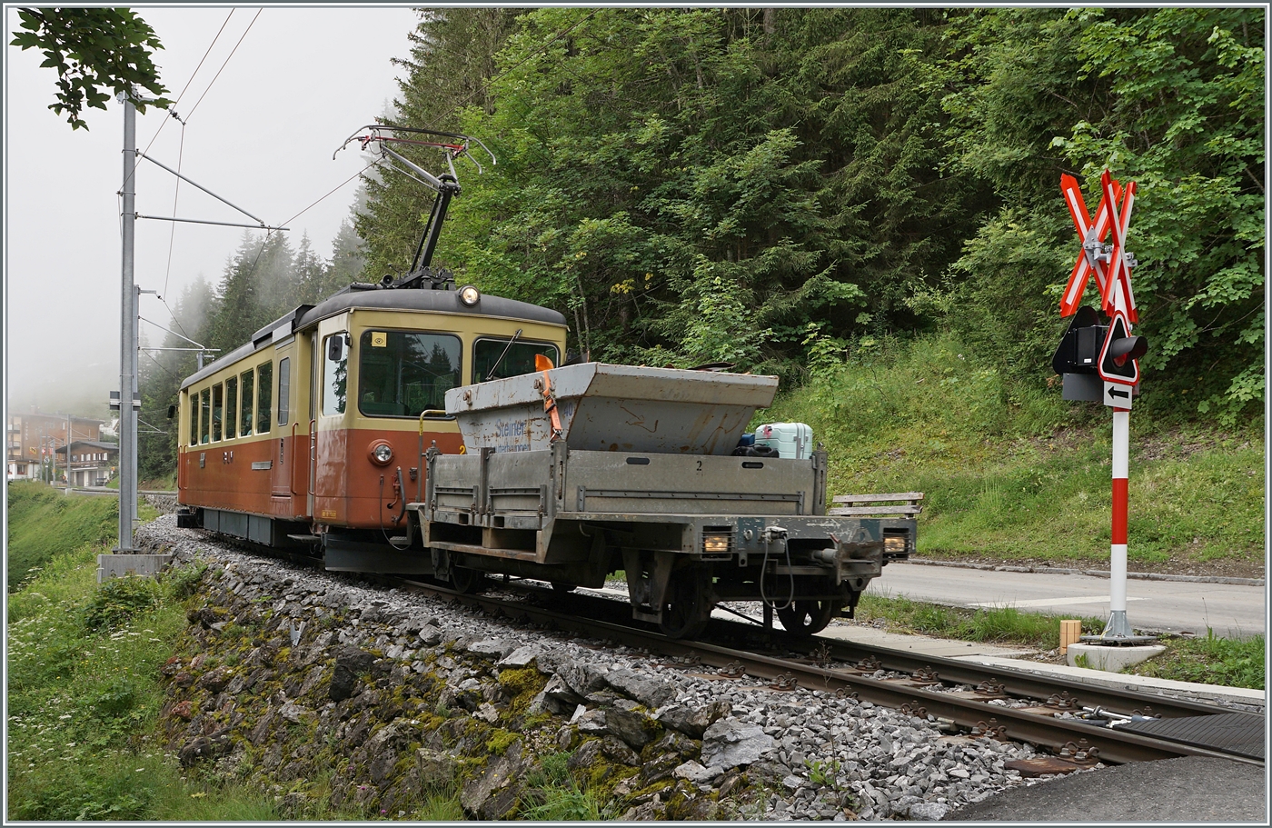 Mit einem Vorstellwagen an der Spitze hat der Be 4/4 21 vor kurzem M�rren verlassen und ist nun auf dem Weg nach der Gr�tschalp. 

23. Juli 2024