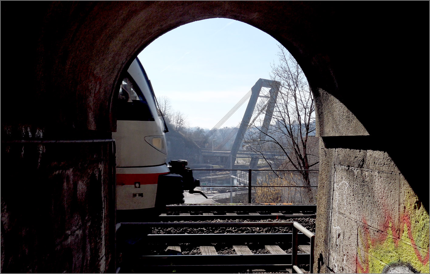 Mit Olli auf Motivsuche in Schaffhausen - 

Kurze Zeit später kam der IC in Gegenrichtung von Singen nach Zürich. Hier hat man noch den Ausblick auf die markante Schrägseilbrücke der A4.

09.03.2025