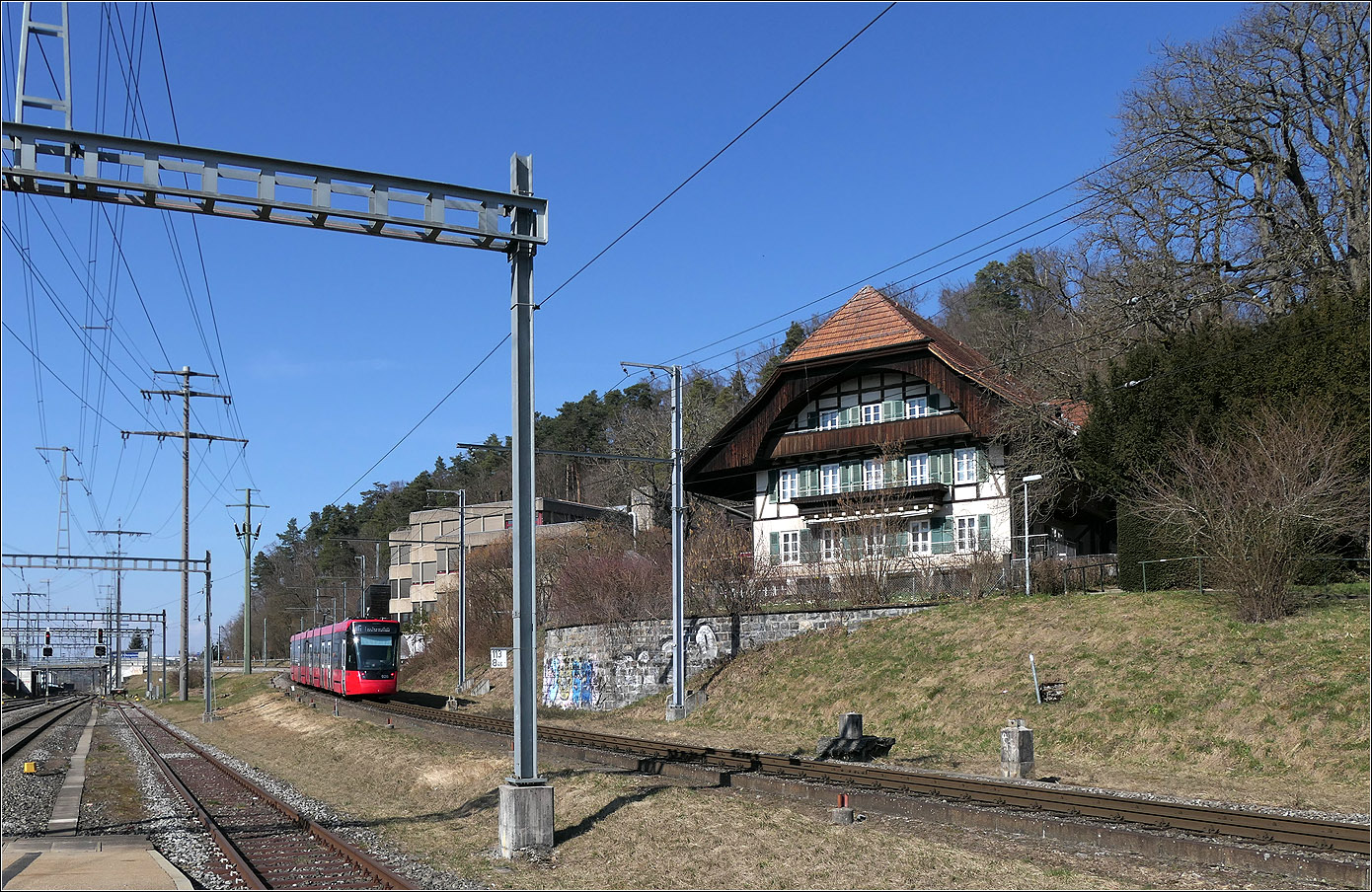 Mit Peter unterwegs in Bern - 

In Gümligen fährt die Berner Tramline 6 kurz parallel zur Bahnstrecke nach Thun. Im Hintergrund führt sie über die Brücke um dann in einer S-Kurve zur Bahnstrecke zu verschwenken.

Beim Bahnhof steht diese schöne alte Schweizer Haus, das Bärtschihus, das heute eine Freizeit- und Begegnungszentrum ist. Leider will die triste neuere Bebauung weiter hinten so gar nicht zu dem alten Haus passen.

07.03.2025 