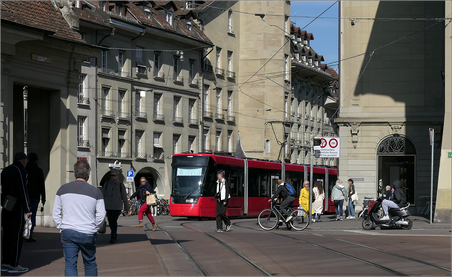 Mit Peter unterwegs durch Bern - 

Tramlink 918 der Linie 6 nach Worb befindet sich am Theaterplatz wird gleich die Haltestelle Zytglogge auf dem Casinoplatz erreichen. Die Haltestelle Zytglogge der Gegenrichtung liegt im Bereich des Theaterplatzes.

07.03.2025