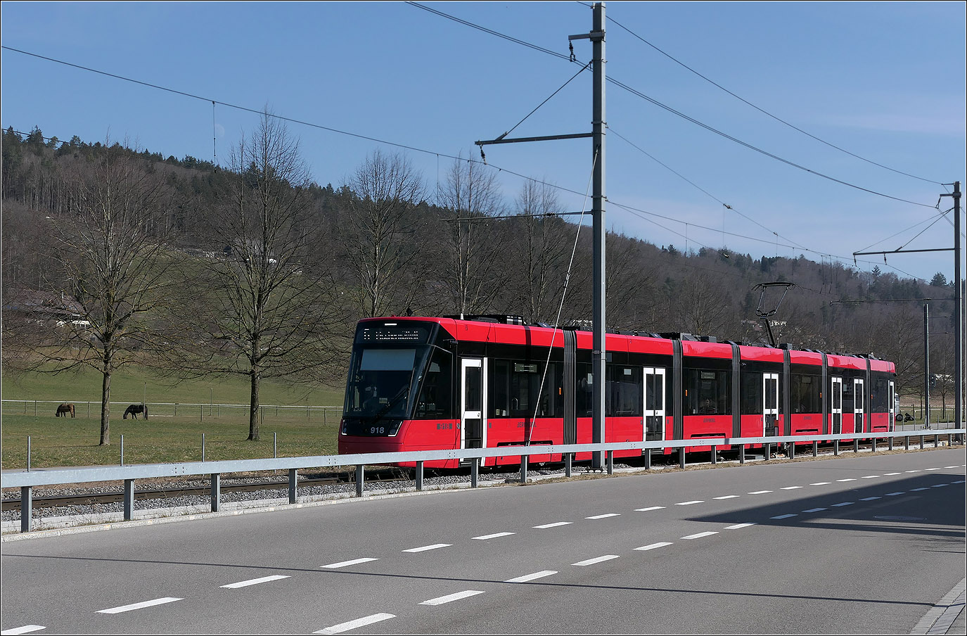 Mit Peter unterwegs durch Bern - 

Stadler Tramlink 218 auf der Linie 6 nach Fischermätteli auf eingleisiger Strecke in Gümligen zwischen den Haltestellen Hofgut und Siloah. 

Die Berner Tramlink-Straßenbahnen sind Zweirichtungswagen um auch außerhalb von Schleifen wenden zu können. Interessant ist die Farbgestaltung der Türen mit den kräftigen weißem 'Rahmen' mit Steg in der Mitte. Die Doppeltüren sind optisch zu einer Tür zusammengefasst. Ähnlich der Zürcher Felxity Tram hat die Fahrerkabine herumgezogene Scheiben mit der vorderen Säule als hinter der Scheibe liegenden gekrümmten Rundrohr. So hat der Fahrer einen guten Rundumblick. 

07.03.2025

