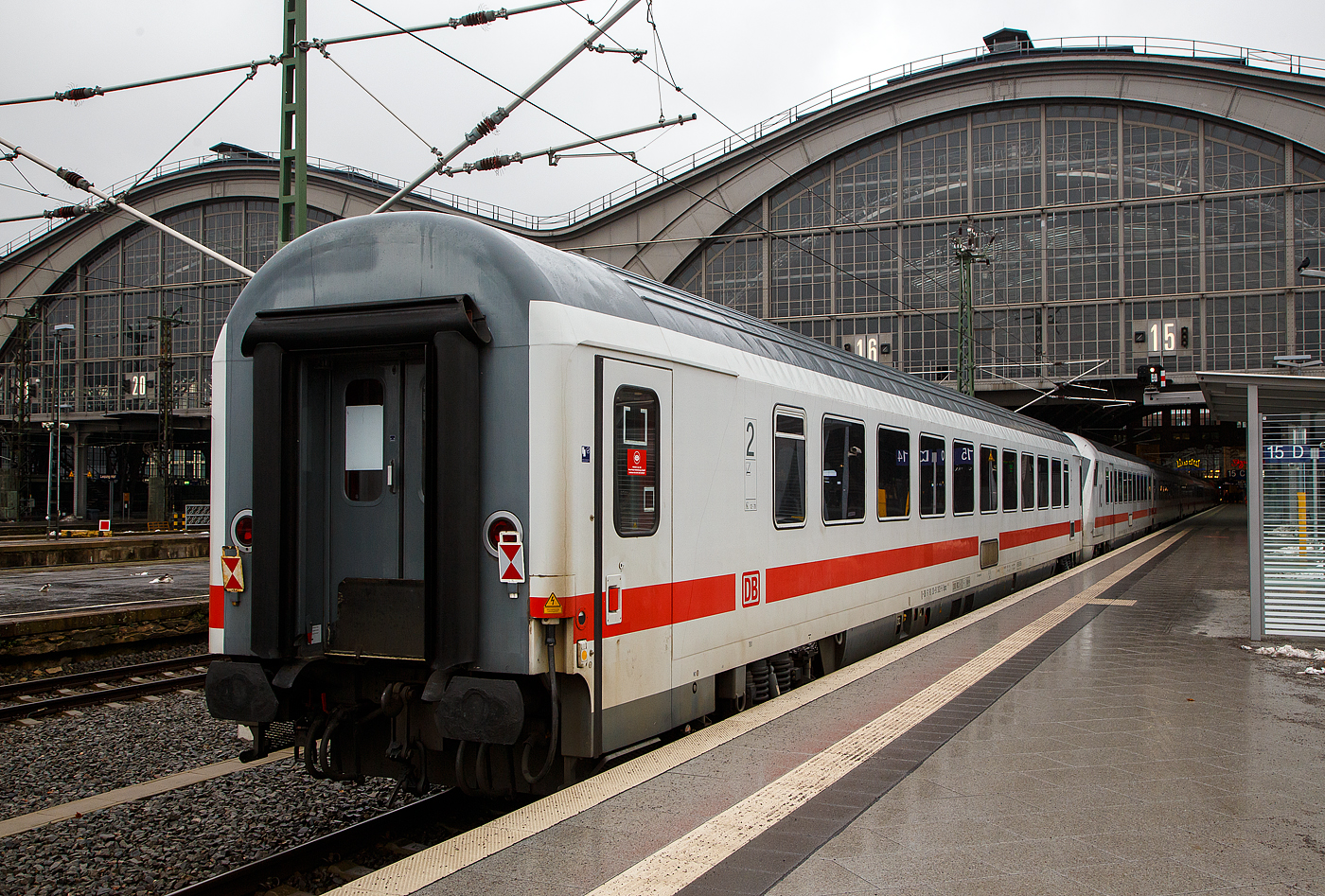 Modernisierter klimatisierter 2. Klasse InterCity-Großraumwagen D-DB 61 80 20-91 302-5, der Gattung Bpmz 294.3 (ex 61 80 20-90 007-1 Bpmz 291.3) der DB Fernverkehr AG, am 06.12.2022 Hauptbahnhof Leipzig.

Der m-Wagen wurde 1981 von LHB (Linke-Hoffmann-Busch) in Salzgitter –Watenstedt als Schnellzugwagen der Gattung Bpmz 291.3 gebaut und an die Deutschen Bundesbahn geliefert. Im AW Neumünster erfolgte 2003 der Umbau in den heutigen Bpmz 294.3 Wagen.

TECHNISCHE DATEN: 
Baujahr: 1981, Modernisierung 2003
Spurweite: 1.435 mm 
Länge über Puffer:  26 400 mm
Wagenkastenlänge:  26.100 mm
Wagenkastenbreite:  2.825 mm
Höhe über Schienenoberkante: 4.050 mm
Drehzapfenabstand:  19.000 mm
Achsstand im Drehgestell:  2.500 mm
Drehgestellbauart: Minden-Deutz 523
Leergewicht: 46 t
Höchstgeschwindigkeit:  200 km/h
Sitzplätze: 80 (2.Klasse)
Abteile: 1 Großraum, sowie 2 Gepäckbereiche
Toiletten: 2 (geschlossenes System)
Bremsbauart: KE-GPR-Mg (D) [ep] [NBÜ]
