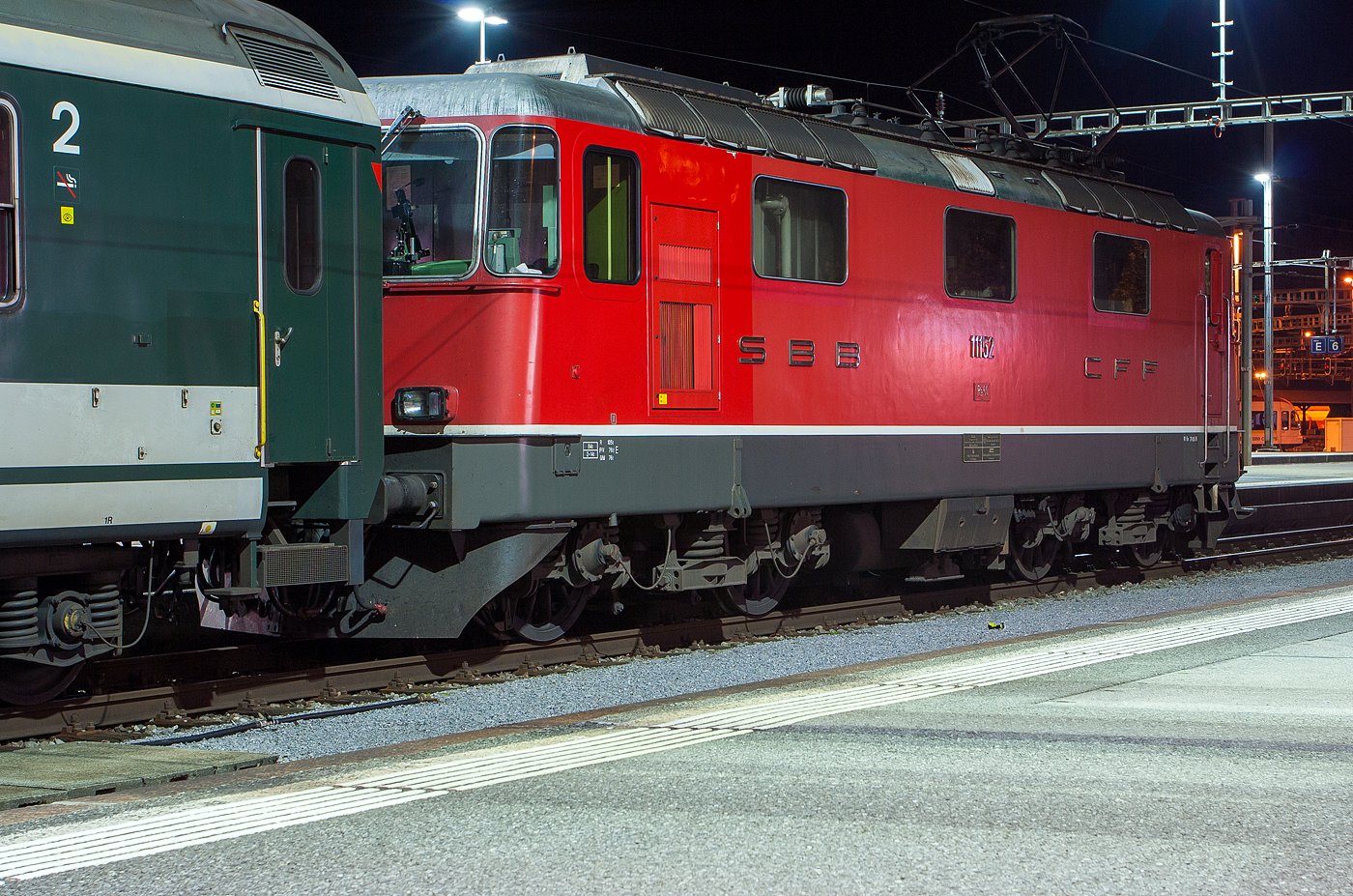 Nachtschwärmereien - Die SBB Re 4/4  - 11152 ist am 29.09.2012 (3:28 Uhr) im Bahnhof Luzern abgestellt. Diese Lok ist eine der letzten aus der 1. Bauserie. Diese Bo'Bo' Universallokomotiven haben eine Leistung von 4700 kW (6320 PS) und eine Höchstgeschwindigkeit von 140 km/h, in der Schweiz ist nicht Höchstgeschwindigkeit  sondern Leistung das entscheidende.