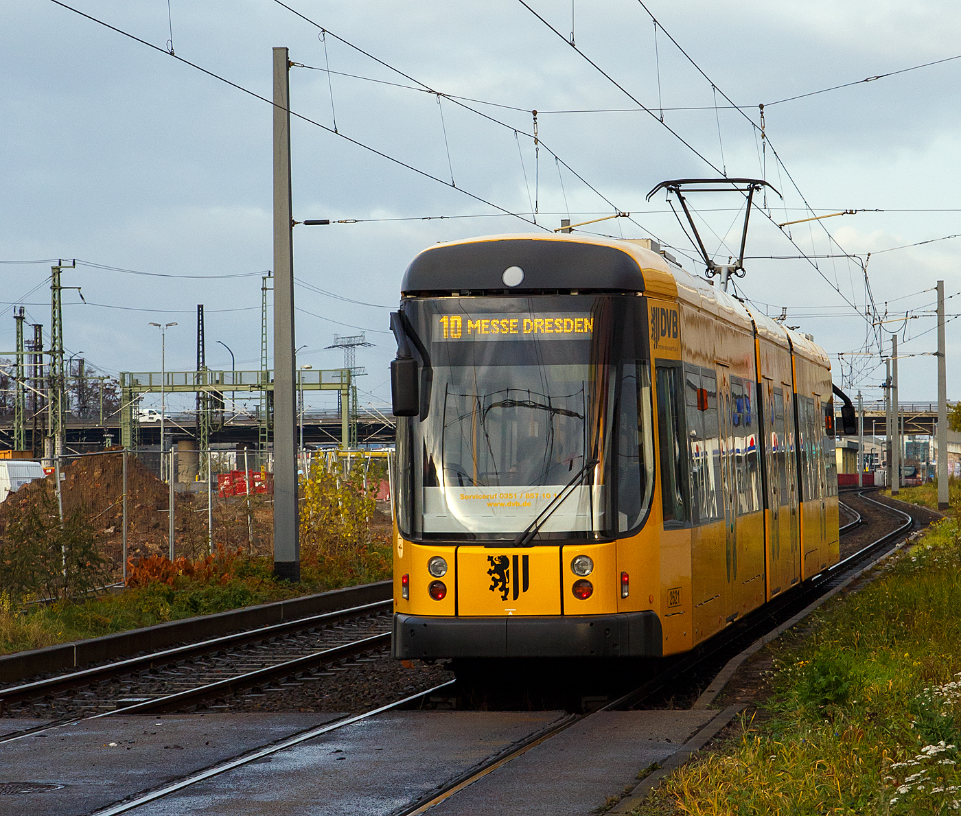 Niederflurgelenktriebwagen 2621 der Dresdner Verkehrsbetriebe AG (DVB) fährt am 07.12.2022 als Linie 10 vom Hauptbahnhof Dresden (Wiener Platz) weiter in Richtung Messe Dresden.
	
Der Treibwagen vom Typ NGT D 8 DD – ER (Niederflurgelenktriebwagen, Drehgestell, 8 Achsen, Typ Dresden, Einrichtungswagen bzw. für eine Fahrtrichtung), 40 Triebwagen wurden zwischen 2006 und 2009 von Bombardier Transportation in Bautzen gebaut. Wie die Gelenktriebwagen NGT D12DD gehören die Wagen zur Produktserie Flexity Classic. Die Wagen sind 29,30 Meter lang und damit die kürzesten Niederflurwagen in Dresden. Sie bestehen aus drei Fahrzeugmodulen, die denen vom Typ NGT D12DD ähneln. Das erste und letzte Modul laufen auf je zwei Drehgestellen und sind jeweils mit einer elektromechanisch betriebenen Doppelaußenschwenkschiebetür ausgestattet. Verbunden sind sie mit einem laufwerkslosen Zwischenmodul (Sänfte), das über zwei Türen verfügt.

Die Einheiten laufen auf vier Drehgestellen, von diesen sind drei Triebdrehgestelle mit je zwei Fahrmotoren und einer Leistung von 2 × 85 kW. Das vierte Drehgestell ist ein Laufdrehgestell. Die Triebwagen verfügen über das kleinste und damit beste Leistungsgewicht aller Straßenbahnwagen in Dresden.Alle Fahrzeuge dieses Typs verfügen über Rollstuhlrampen, Monitore zur Fahrgastinformation sowie Videoüberwachungskameras im Fahrgastbereich.

Mit den 69 (erste Lieferserie) bzw. 73 (zweite Lieferserie) Sitz- und 103 Stehplätzen können insgesamt 172 bzw. 176 Fahrgäste befördert werden. Damit haben die Wagen dieser Bauart die geringste Beförderungskapazität aller Dresdner Niederflurwagen.

Übrigens das Dresdner Straßenbahnnetz hat die Sonderspurbreite von 1.450 mm.

TECHNISCHE DATEN (NGT D 8 DD):
Spurweite: 1.450 mm
Achsfolge: Bo’Bo’2’Bo’
Länge über Kupplung: 30.040 mm
Fahrzeugbreite: 2.300 mm
Anzahl der Achsen: 8
Anzahl angetriebene Achsen: 6
Anzahl der Fahrzeugteile: 3
Leergewicht: 39,1  t
Sitzplätze / Stehplätze (4 Pers./m²): 69 / 102
Höchstgeschwindigkeit : 70 km/h
Motorisierung: 6 x 85 kW = 510kW
Fahrgasttüren: 4
Fahrzeuganzahl bei der DVB: 40 
