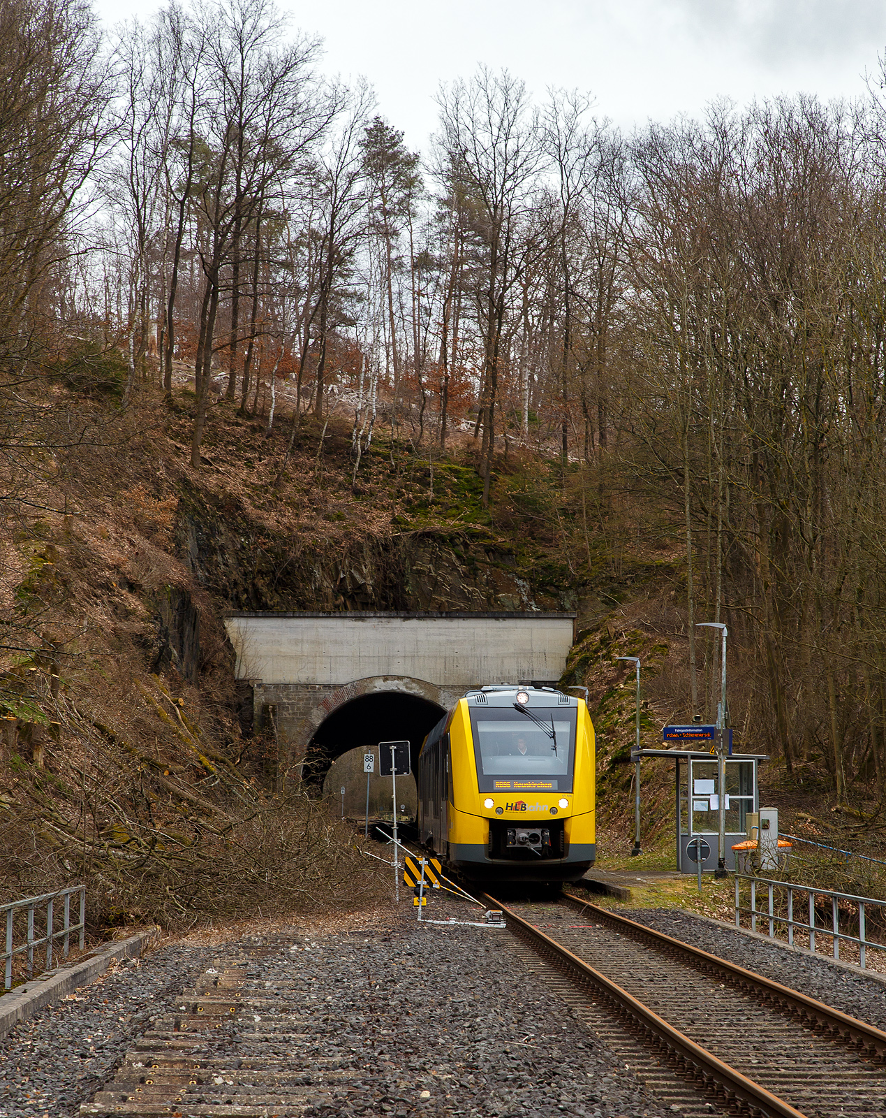 Nun fahren die Triebwagen der HLB RB 96 „Hellertalbahn“ auch endlich wieder den Bahnhof Herdorf an. Leider ist aber dann in Herdorf am Hp Königstollen Schluss, ab dort gibt es dann von und nach Betzdorf (Sieg) SEV. Nach dem Hangrutsch (Felssturz) am 23. Dezember 2022 in Herdorf kurz hinter dem Hp  Königsstollen (bei km 88,4), ist der Abschnitt nach Betzdorf weiterhin bis mindestens bis zum kleinen Fahrplanwechsel am 11. Juni 2023, gesperrt. Aber diese ungewöhnliche Führung bis zum Hp  Königsstollen, über den Bahnhof Herdorf hinaus ist nötig, denn in den nächsten Tagen sollen die der Abriss und der Neubau der „Hellerbrücke“ der Hellerstraße (bei „Steinaus Eck“) beginnen und der SEV wäre so nur noch über Daaden oder Kirchen möglich.

Der VT 506 (95 80 1648 106-0 D-HEB / 95 80 1648 606-9 D-HEB), ein Alstom Coradia LINT 41 der neuen Generation / neue Kopfform, der HLB (Hessische Landesbahn GmbH) hat am 20.03.2023, als RB 96 „Hellertalbahn“ nach Betzdorf, die derzeitige Endstation Herdorf Hp Königstollen erreicht. Zwischen hier und Betzdorf (Sieg) gibt es dann nur SEV.