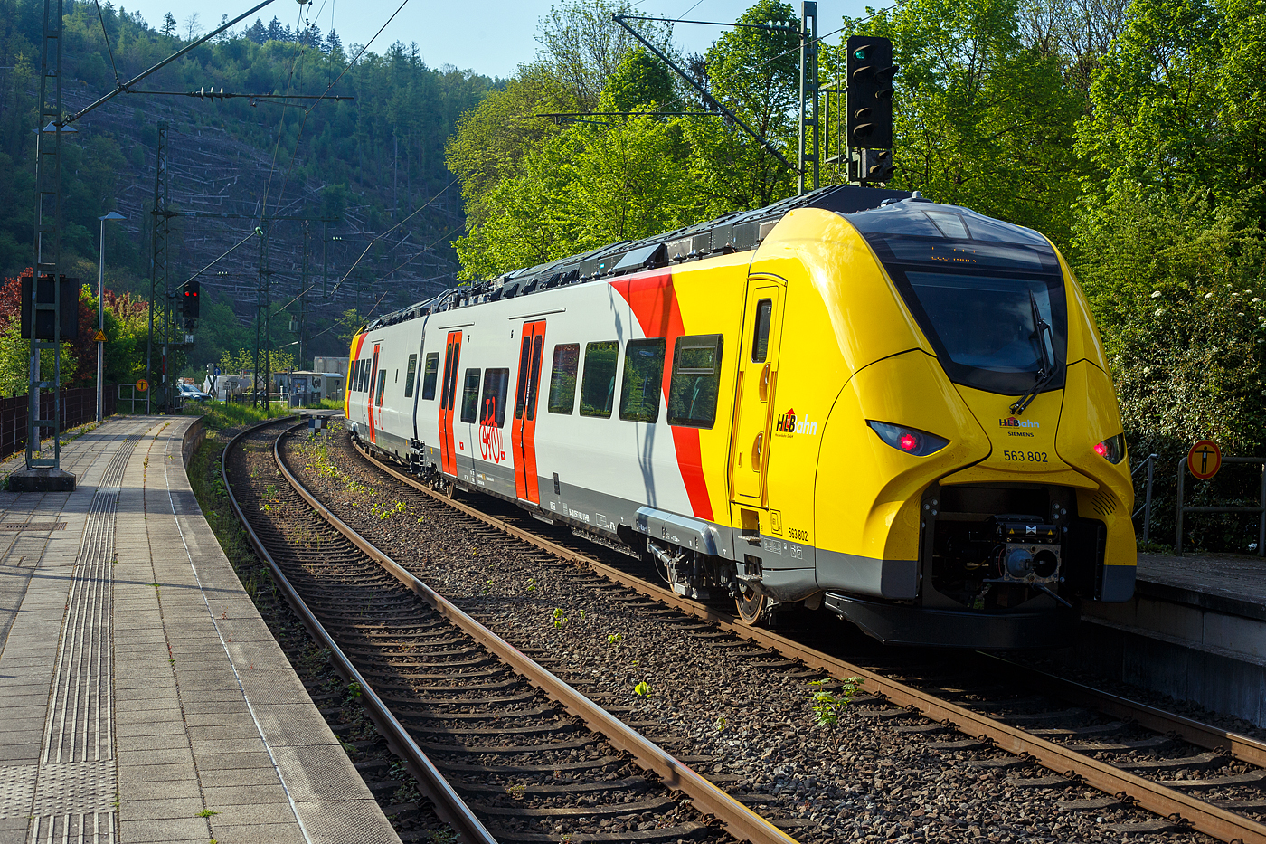 Nun hat er Hp 1 und kann nach Betzdorf weiterfahren. Einer der drei neuen zweiteiligen Hybridtriebzüge (E/Akku) der BR 563 vom Typ SIEMENS Mireo Plus B der HLB (Hessische Landesbahn GmbH). Der HLB 563 802 / 563 902 (94 80 0563 802-8 D-HEB / 94 80 0563 902-6 D-HEB) fährt am 02 Mai 2025 auf Leerfahrt durch den Bahnhof Kirchen/Sieg in Richtung Betzdorf. Der Triebzug fährt hier sogar im Batteriemodus, denn es kein Stromabnehmer angehoben.  

Der zweiteilige SIEMENS Mireo Plus B wurden 2024/25 von SIEMENS in Krefeld gebaut und im April 2025 an die HLB ausgeliefert