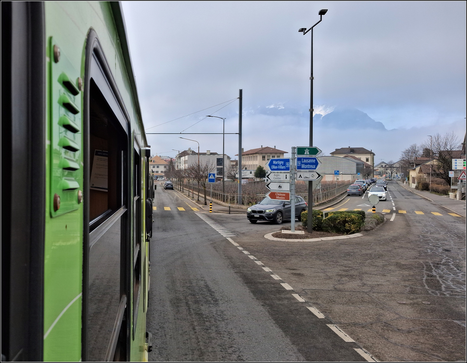 Nur ein Handyschuss von der Fahrt durch Aigle mit der AL, aber irgendwie hat das Bild trotz Qualit�tsm�ngeln seinen Charme. Januar 2026.