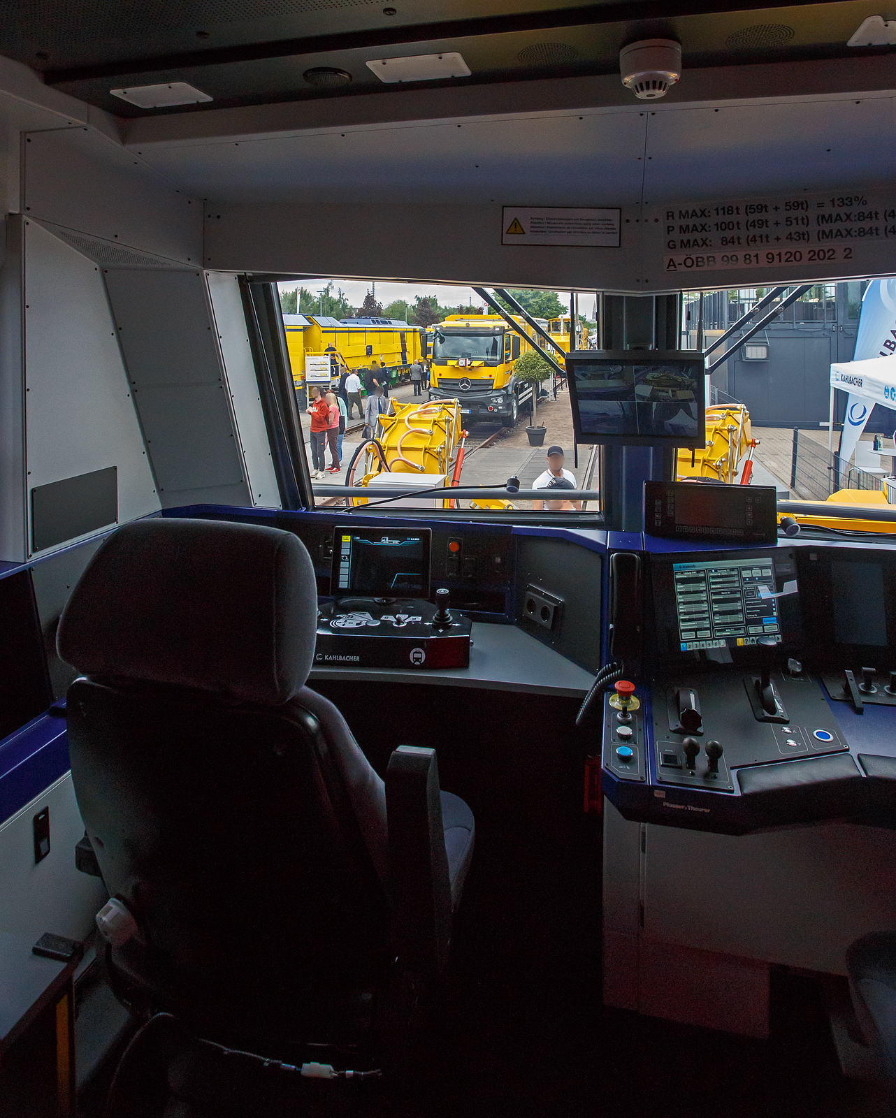 Plasser & Theurer präsentierte auf der 29. Internationale Ausstellung Fahrwegtechnik 2025 (iaf) in Münster (hier am 20 Mai 2025), den neuen P&T MultiCrafter 15.4 E³ Typ 3 für die Oberbauinstandhaltung der ÖBB Infra
A-ÖBB 99 81 9120 202-2 / X730.02 (Baujahr 2025). 

Hier ein Einblick in den Führerstand 1. 
Hinweis: Da auf der Messe war diese Führerstands-Bild öffentlich möglich.