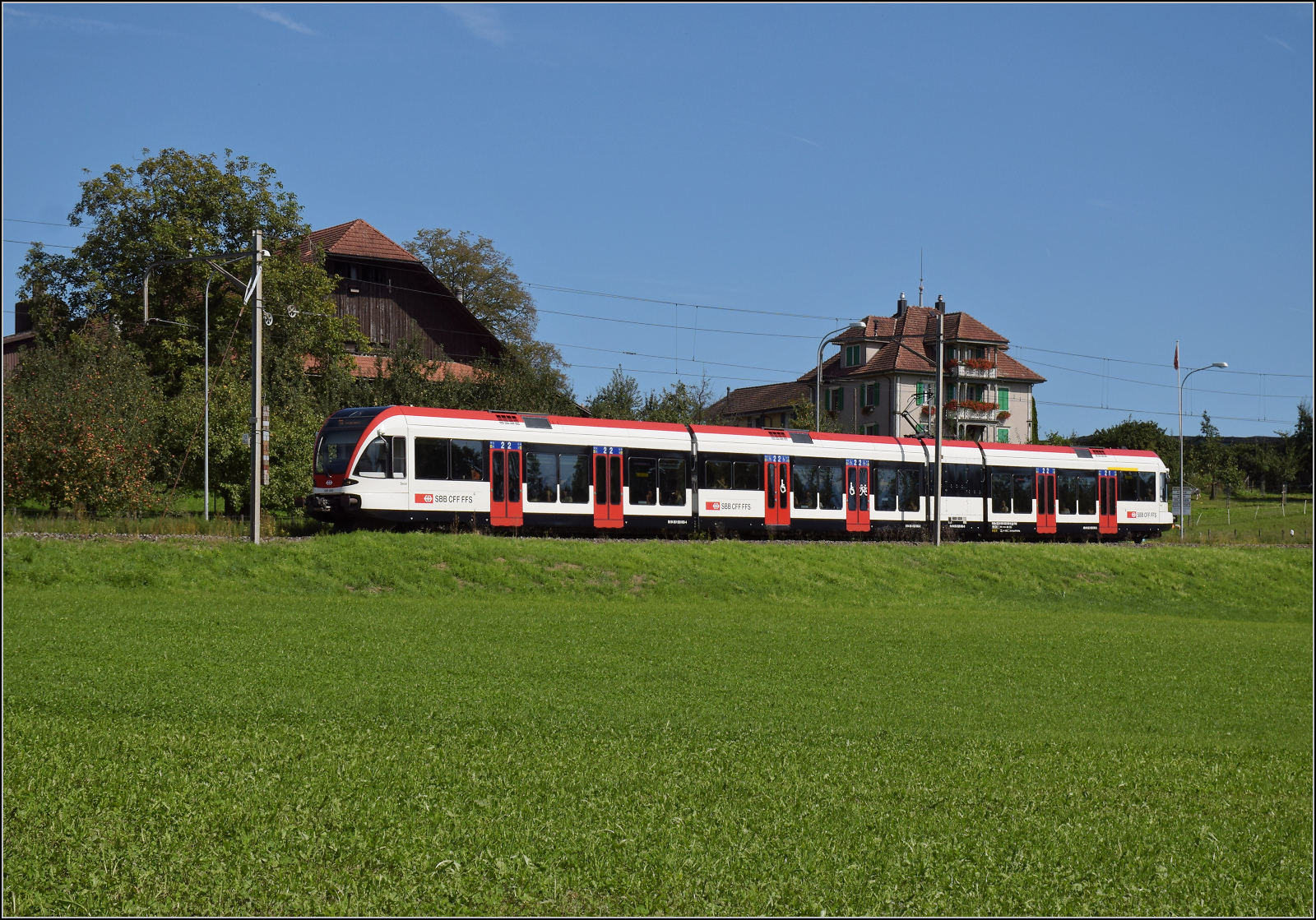 RABe 520 000 'Seon' auf dem Weg nach Luzern. 

Bei genauer Betrachtung sind sogar die besonders tiefen Einstiege zu erkennen. Neben den besonders schmalen Wagenkästen, sind auch die Höchstgeschwindigkeit und Leistung wie bei den Schmalspurvarianten des GTW recht bescheiden, was dem Bedarf der Strecke entspricht. Eine weitere Besonderheit sei auch erwähnt, bei der mittlerweile abgeschlossenen Modernisierung wurde ein Einstieg auf 55 cm erhöht, damit ein barrierefreier Rollstuhleinstieg auch an den höheren Bahnsteigen alternativ möglich ist. Bei der Beschaffung wurde der Bedarf mit 17 Fahrzeugen sehr gut abgedeckt, so dass sogar zwei Fahrzeuge an die Thurbo verkauft werden konnten. Der besonders tiefe Einstieg passt gut zum Bahnhof in Waldshut, so dass dort wohl einzigartig für eine Vollbahn in Deutschland ein barriererfreier Einstieg am 35 cm-Bahnsteig möglich ist, sofern nicht die historische Rheinbrücke gerade saniert wird. 

Hochdorf, September 2024.