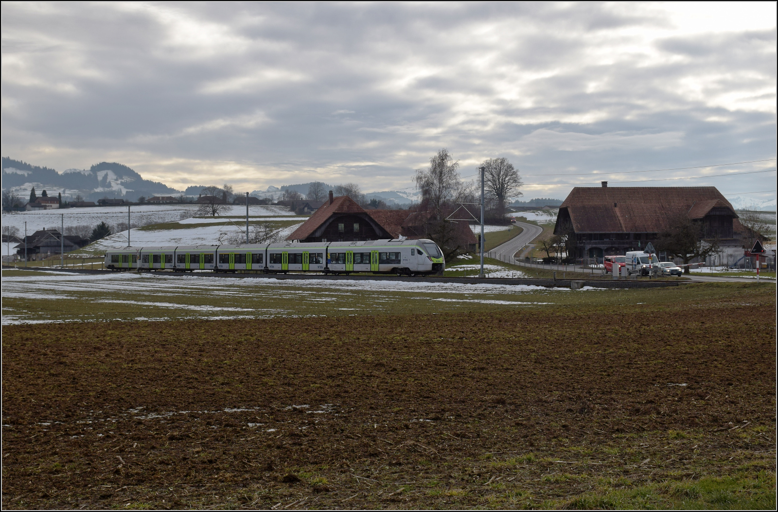 RABe 528 213 ist kein Mika sondern KAMI und bei H�usern auf dem Weg nach Schwarzenburg. Januar 2026.