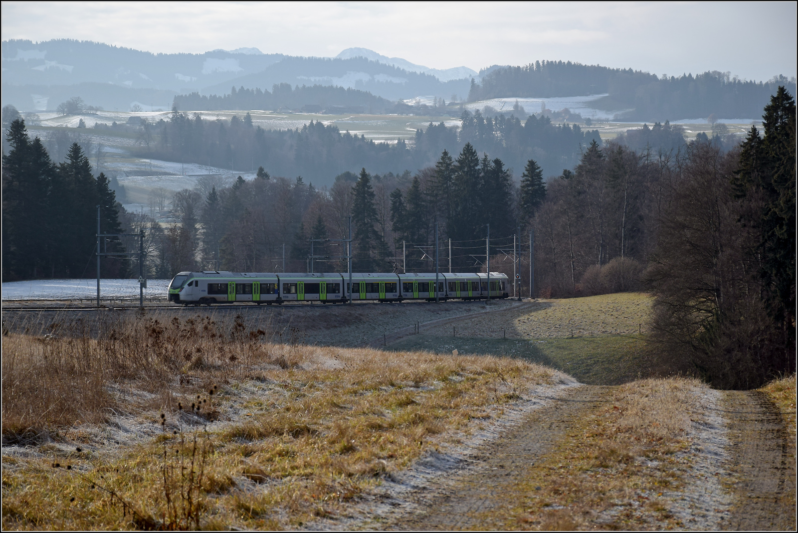 RABe 528 228 KAMI auf dem Weg nach Schwarzenburg. Riedburg, Januar 2026.