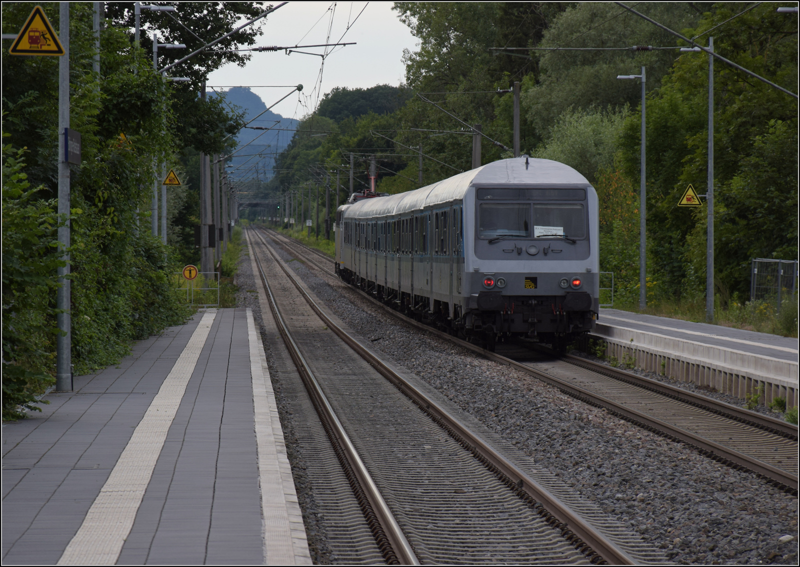 Radexpress Bodensee II.

Der erwartete SVG-Radexpress mit der Elektro-NeSA 140 797 ist durch, aber ein Nachschuss auf den n-Wagenpark ist auch nicht zu verachten. Mit dem Hegauvulkan Hohenstoffeln im Hintergrund. Böhringen, August 2024.