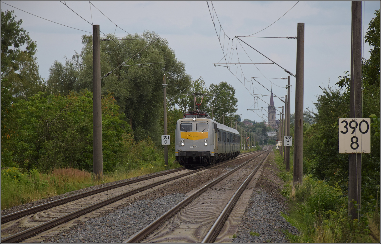 Radexpress Bodensee II.

Hier kommt der erwartete SVG-Radexpress mit der Elektro-NeSA 140 797. Wieder mit dem Radolfzeller Münster im Hintergrund. Radolfzell, August 2024.