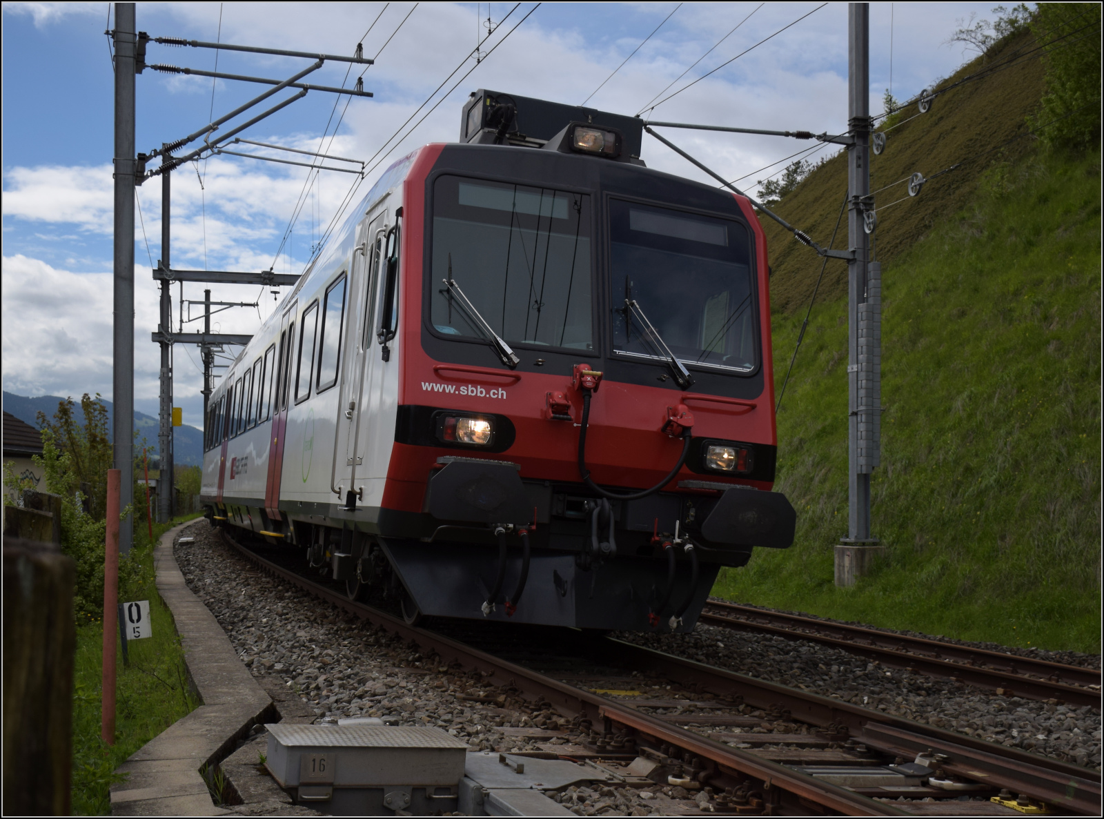 RBDe 560 254 mit TRN-Logo auf dem Rückweg von Buttes in Travers. Mai 2024.