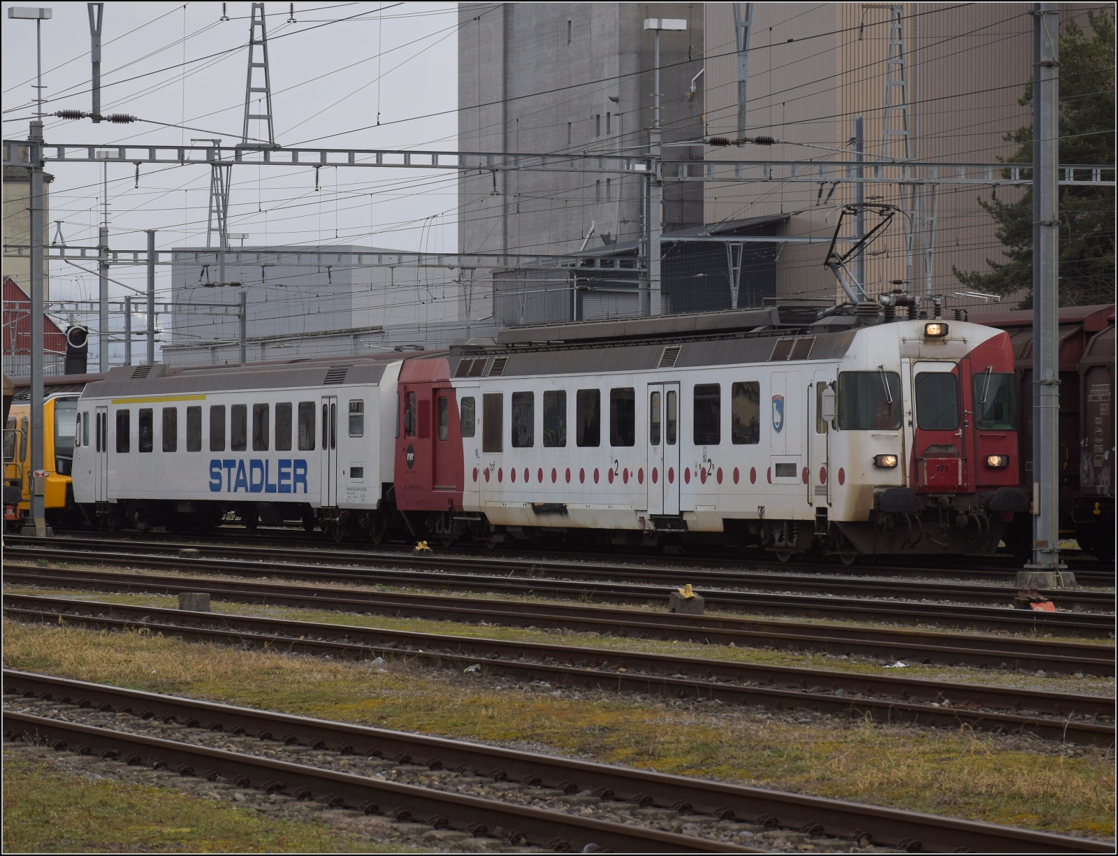 S26-BB-und-IGS-Minitreffen.

Der Überraschungsgast auf der Party, RBDe 567 171 für Stadler, ehemals TPF macht sich in St. Margrethen bereit für die Rückfahrt. Februar 2023.