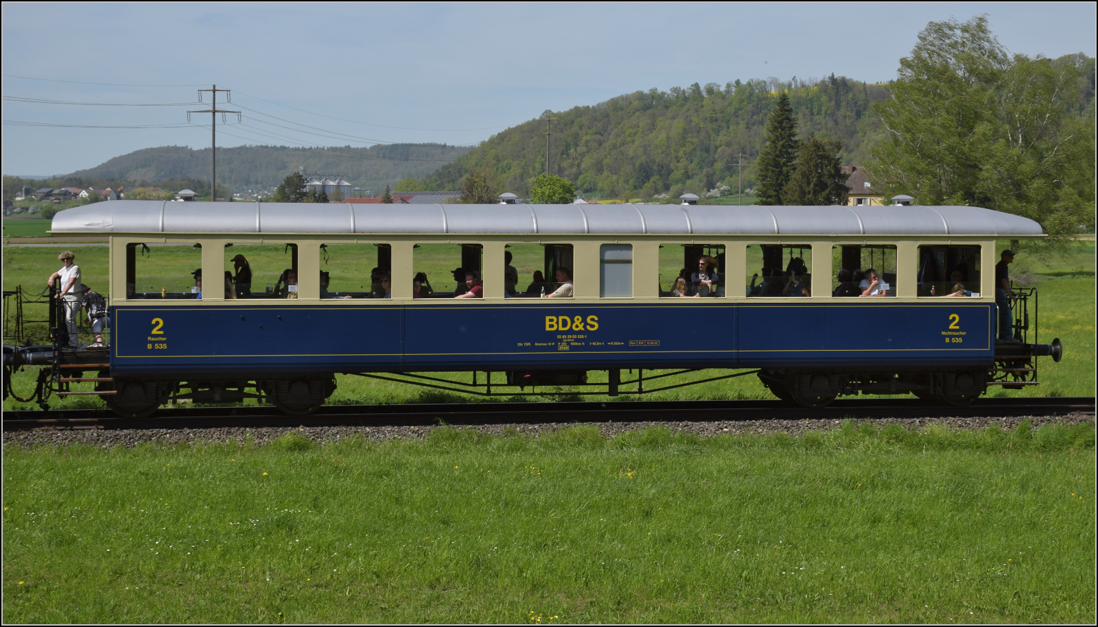 Saisonstart auf dem Schweizerbähnle.

B 535 bei Arlen. Bei diesem Wagen hatte ich mich schon lange gefragt, was für einer er denn sei und erst kürzlich eine Antwort gefunden. Die Emmentalbahn modernisierte einst ihre alten Holzwagen in den 1940er Jahren, behielt aber aussergewöhnlicherweise ihre Plattformen bei. Zusammen mit den Leichtmetallwagen der Seetalbahn waren diese Plattformwagen erst sehr spät aus dem Verkehr gezogen, so dass beide Bauarten sofort von den damals aus dem Boden spriessenden Museumsbahnen übernommen wurden. So wurde auch B4i 535 vor dem Schrottplatz bewahrt und darf sich heute auf der Museumsbahn zwischen Etzwilen und Singen präsentieren. April 2024.