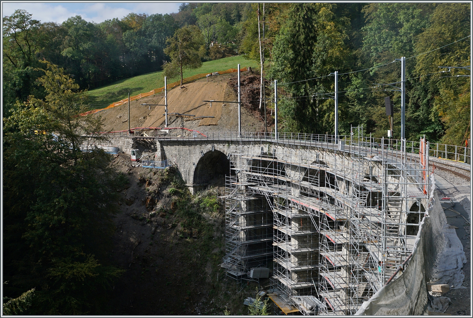 Sanierung des Baye de Clarens Viaduktes: Die Arbeiten am westlichen Brückenkopf haben begonnen. 

30. Sept. 2023

