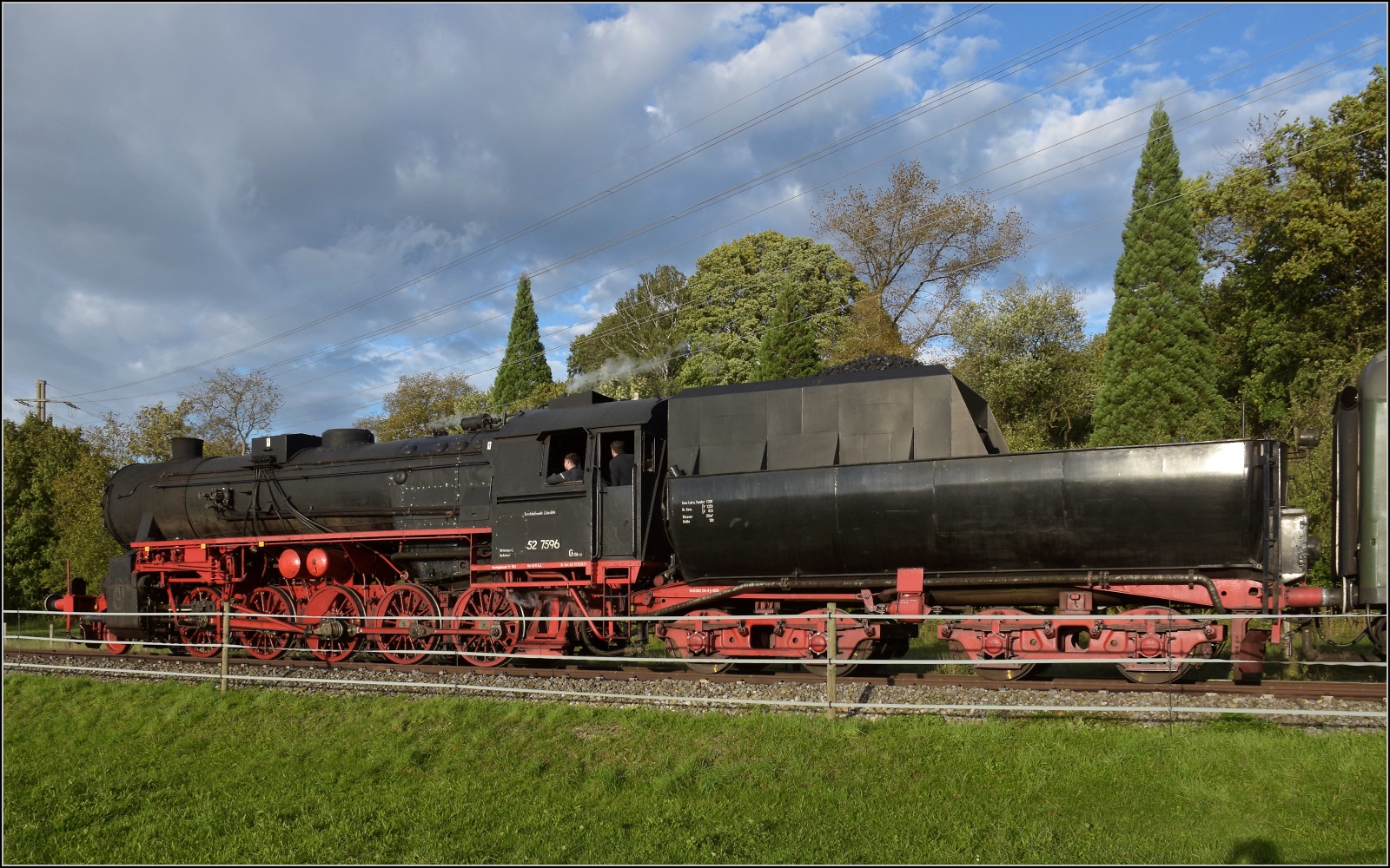 Schienenverkehr am Schienerberg. 

52 7596 mit ihrem EFZ-Sonderzug für die SEHR&RS zwischen Hemishofen und Ramsen auf der letzten Fahrt des Tages. Oktober 2022.